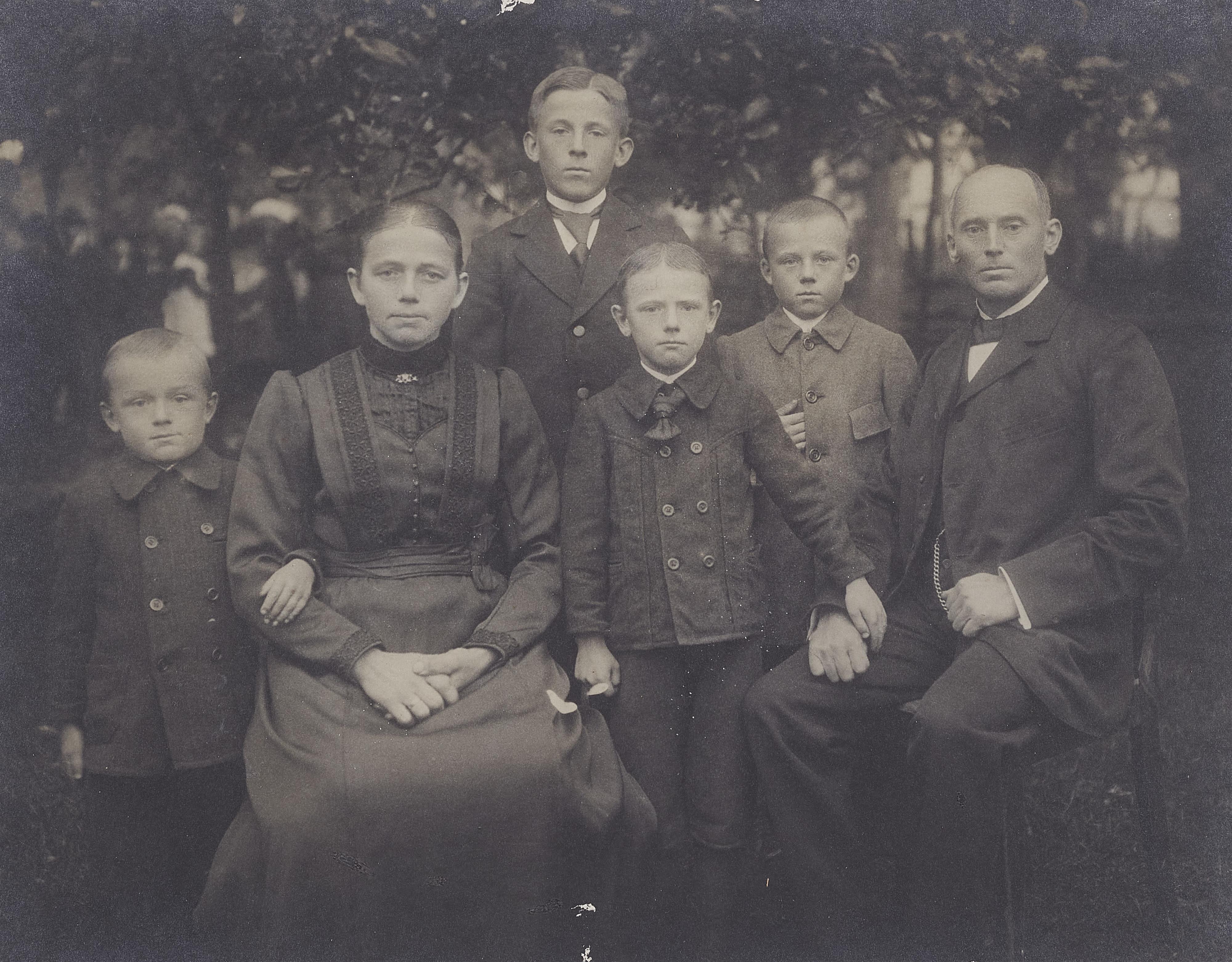 August Sander - Familienportraits aus Hilgenroth/Westerwald - image-1