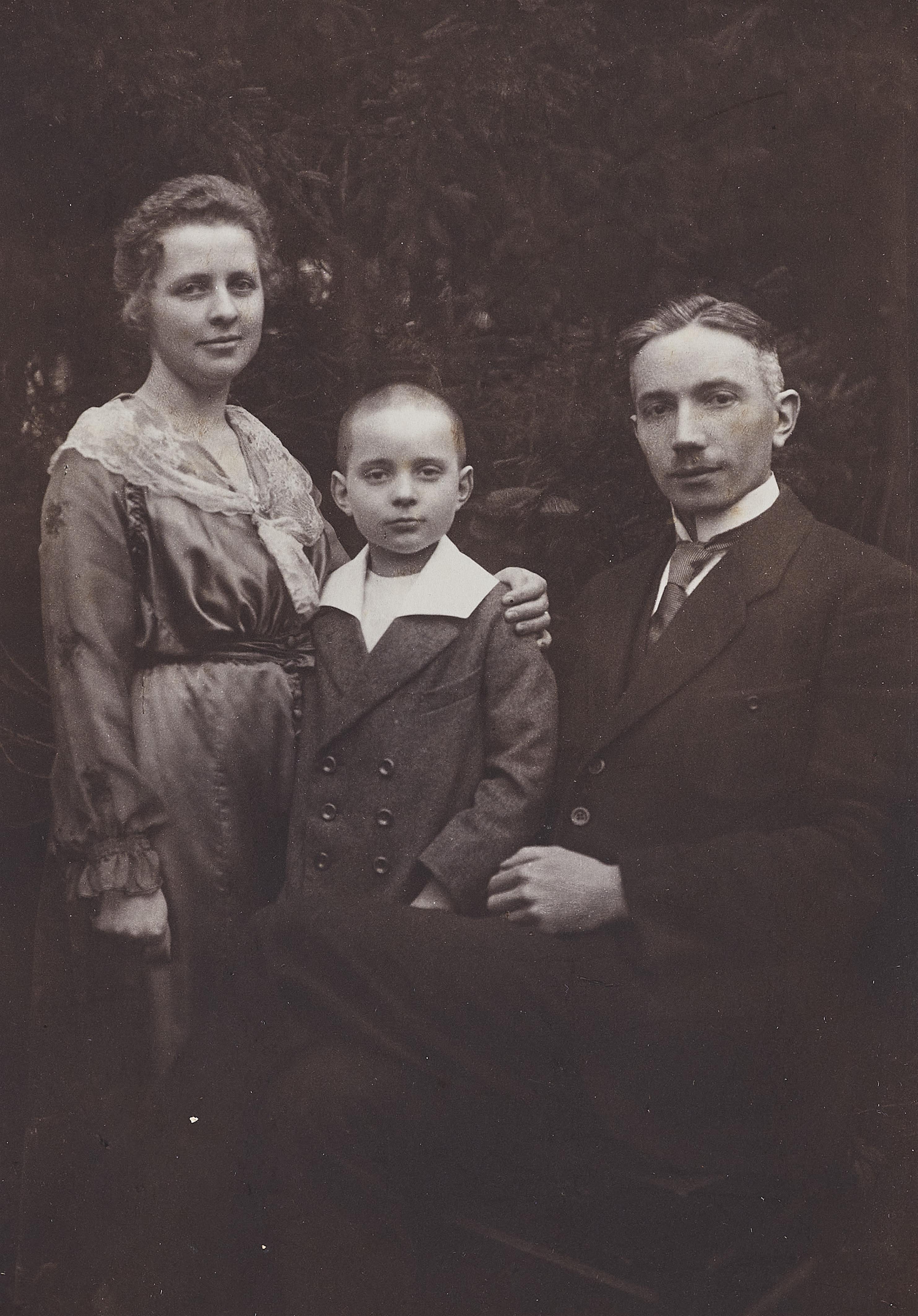 August Sander - Family portraits from Puderbach/Westerwald - image-1
