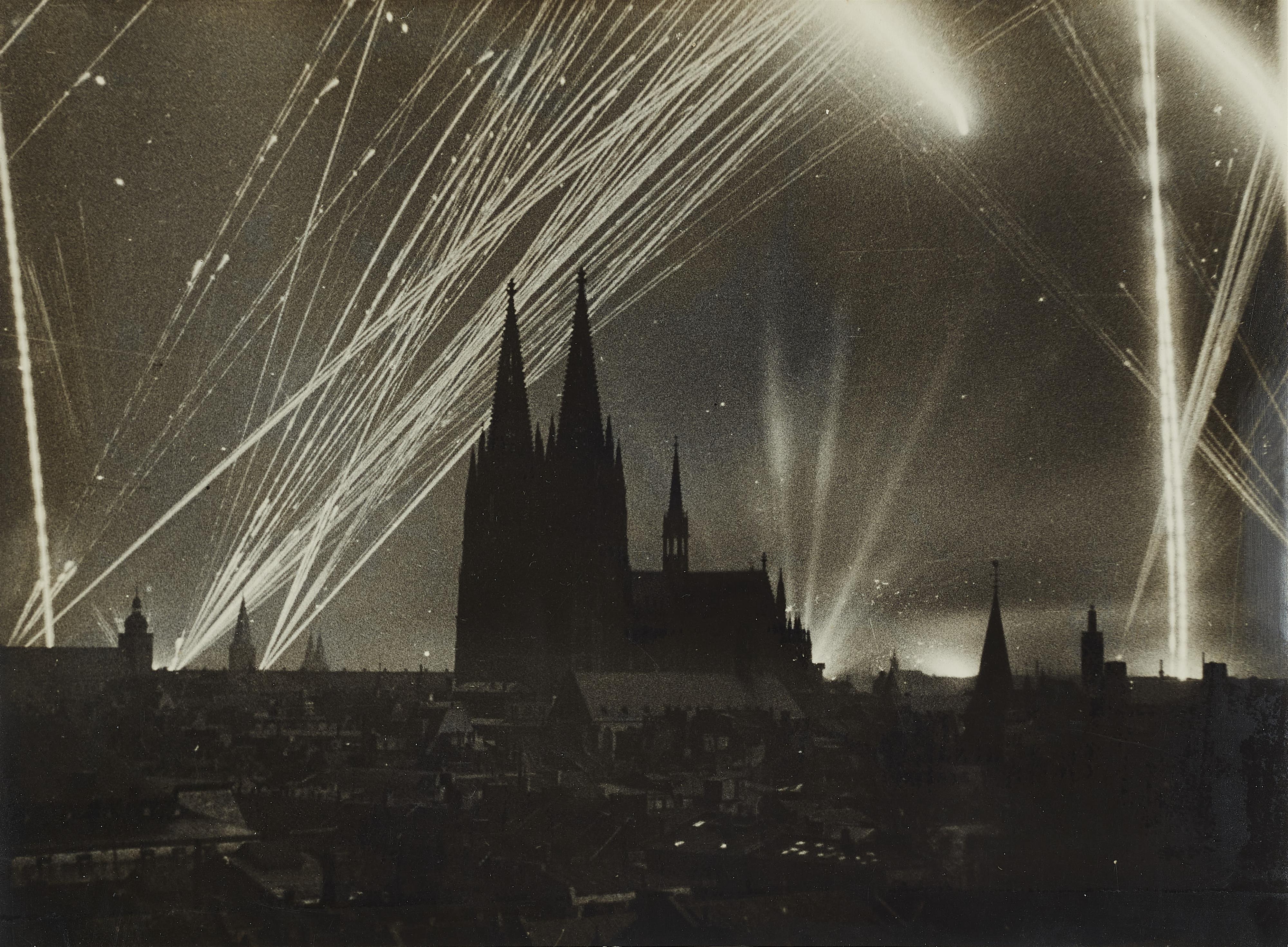 Anonym - Leuchtspurmunition, schießende Flak und Scheinwerfer während eines Fliegerangriffs auf Köln - image-1