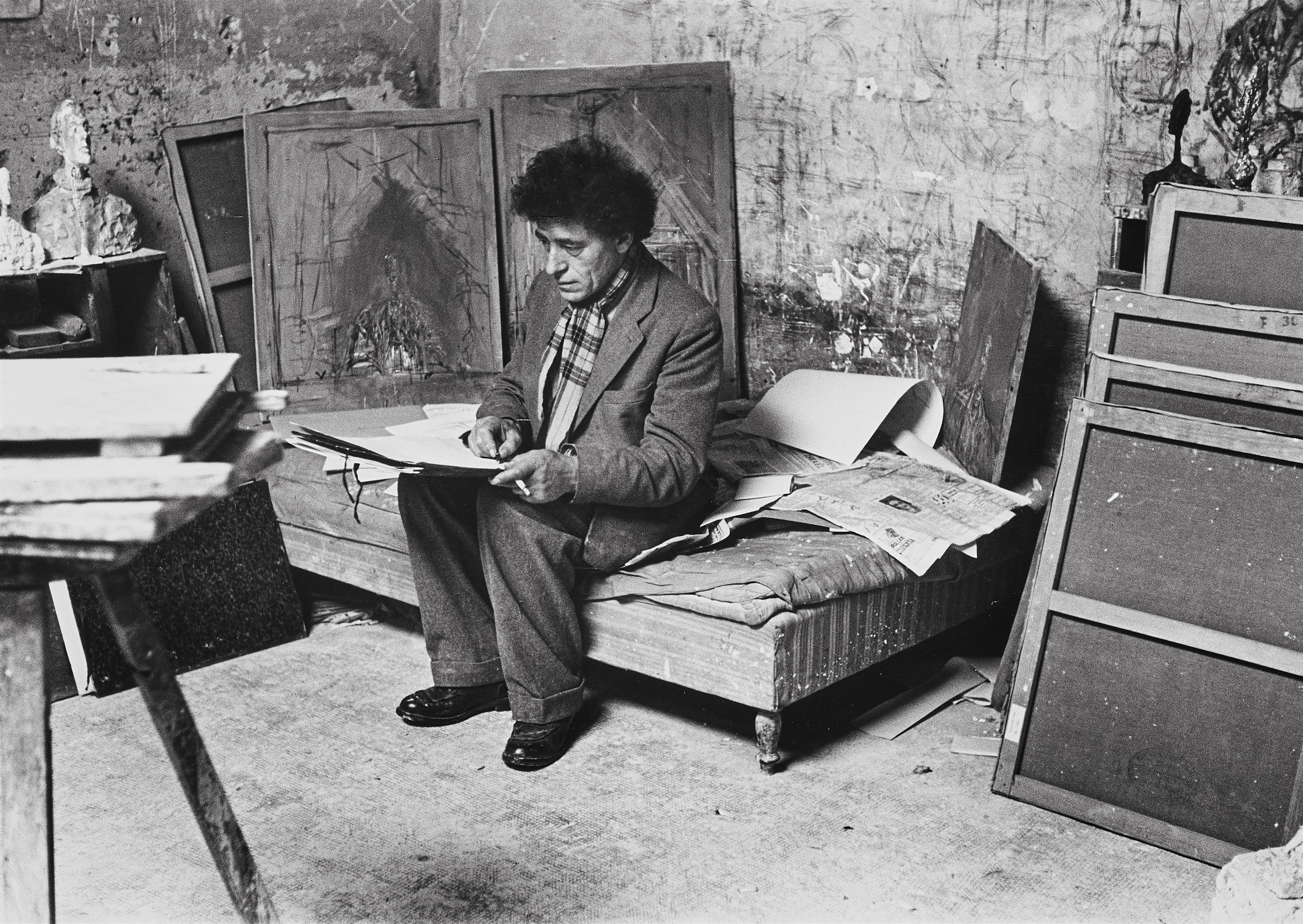 Ernst Scheidegger - Alberto Giacometti in seinem Pariser Atelier. Details des Ateliers mit Büsten und Wandmalereien - image-1