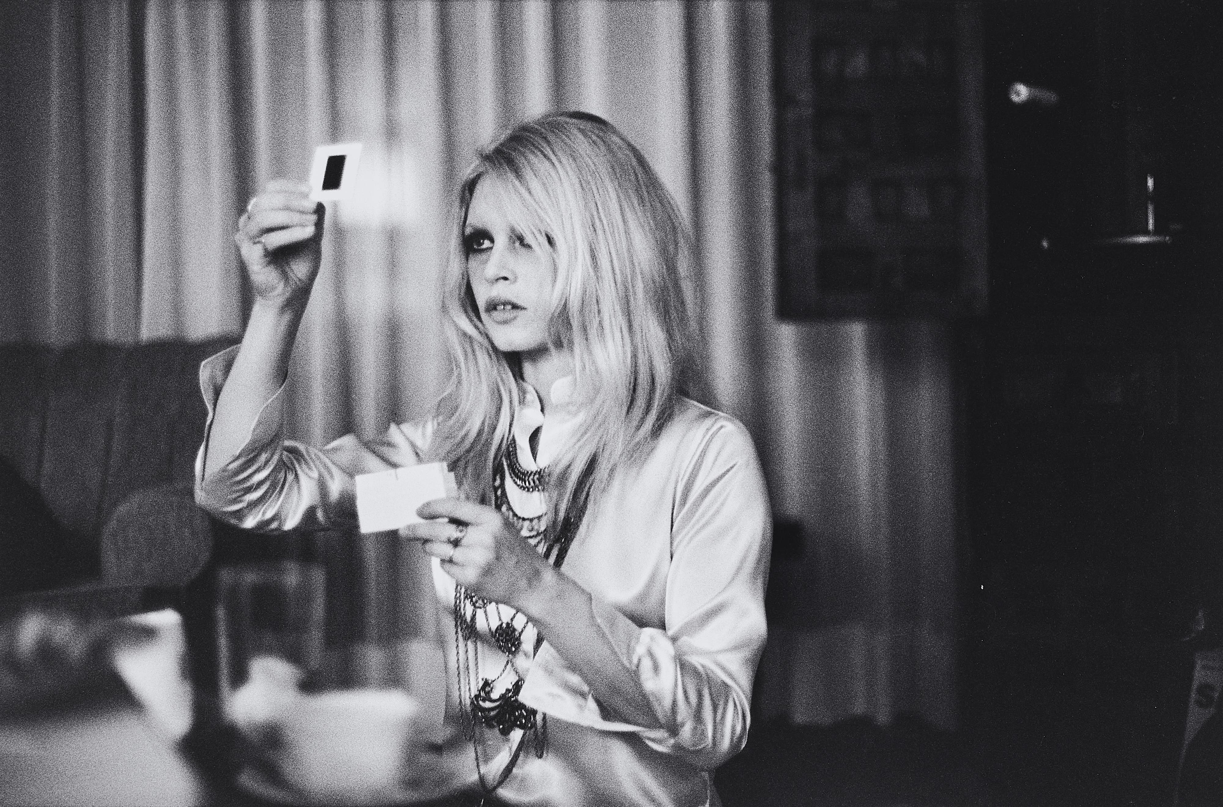 Jacques Héripret - Brigitte Bardot regarde ses Diapos - image-1
