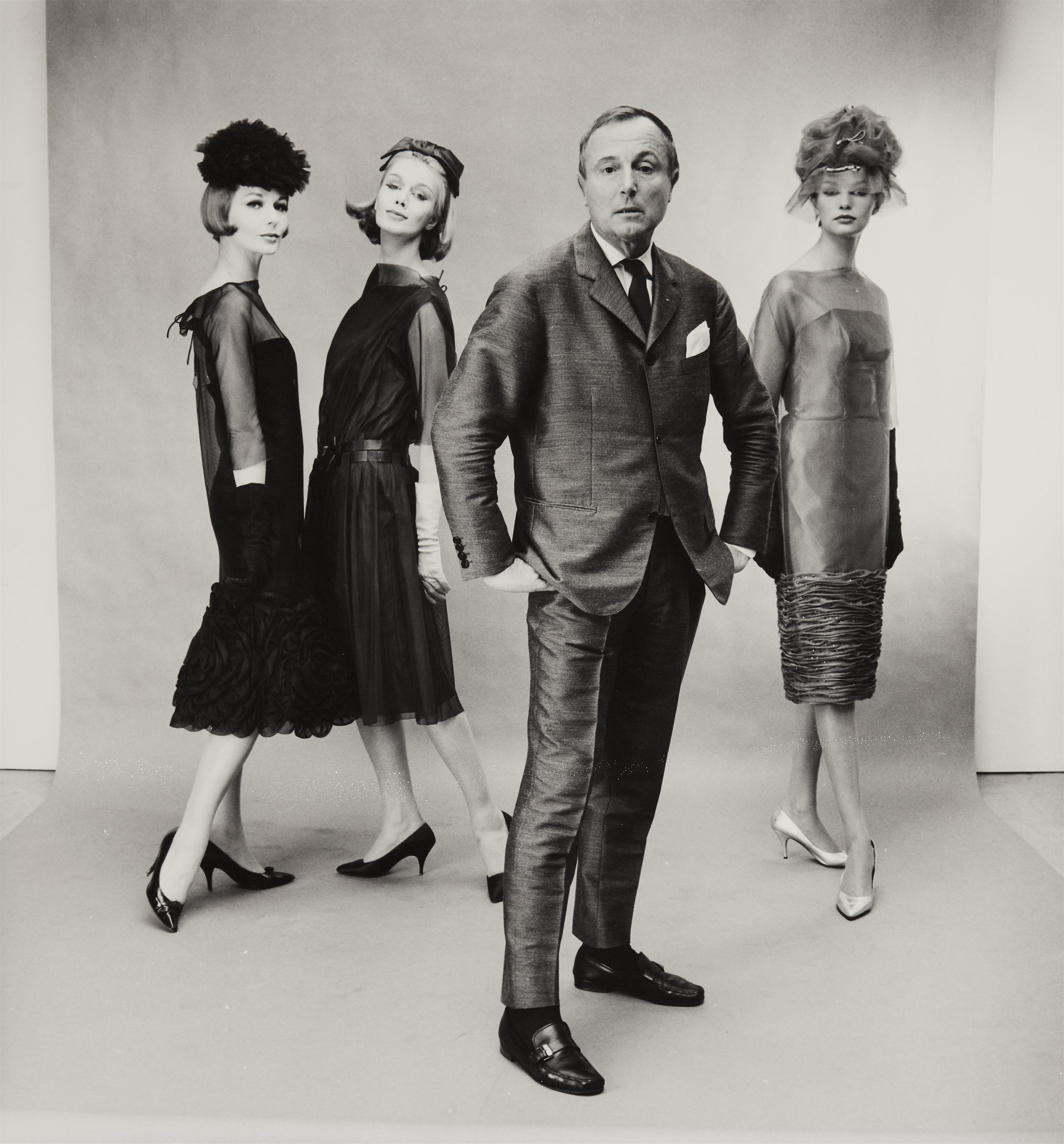 F.C. Gundlach - Modeschöpfer Heinz Schulze-Varell mit den Fotomodels Rita Jaeger, Lissy und Eva Schaper, Hamburg - image-1
