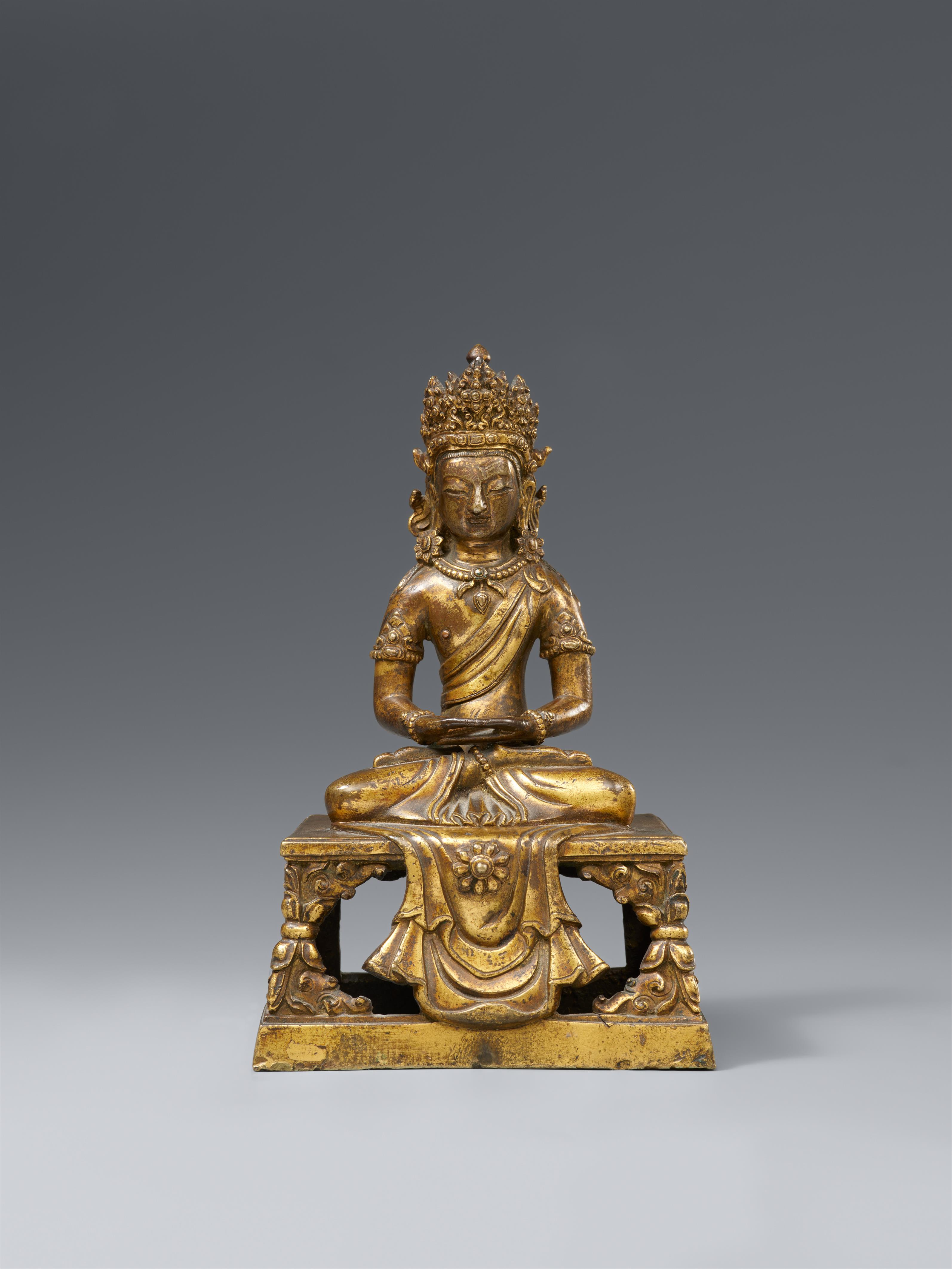 A Sino-tibetan gilt bronze figure of Amitayus. Qianlong era, around 1770 - image-1