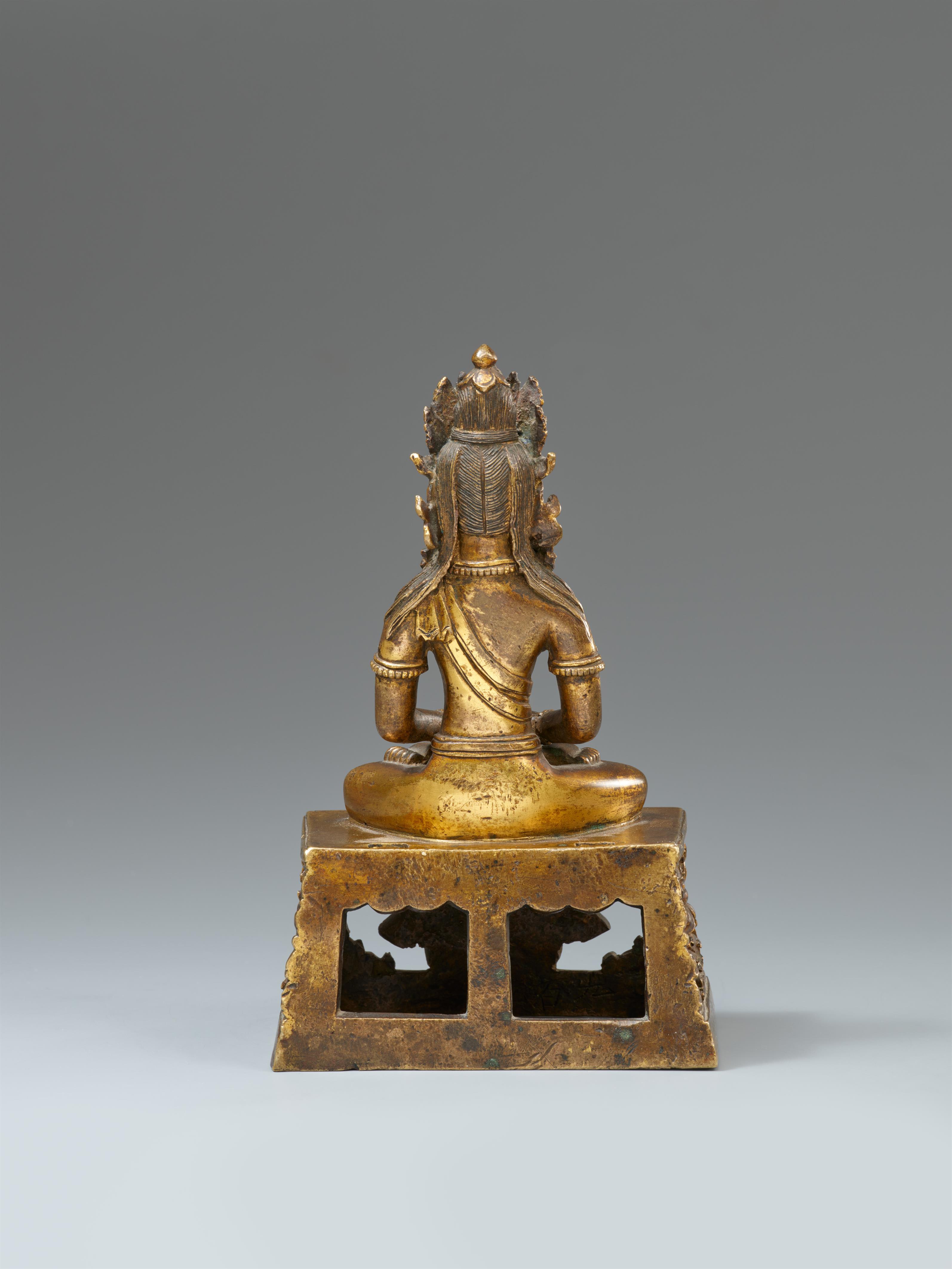 A Sino-tibetan gilt bronze figure of Amitayus. Qianlong era, around 1770 - image-2