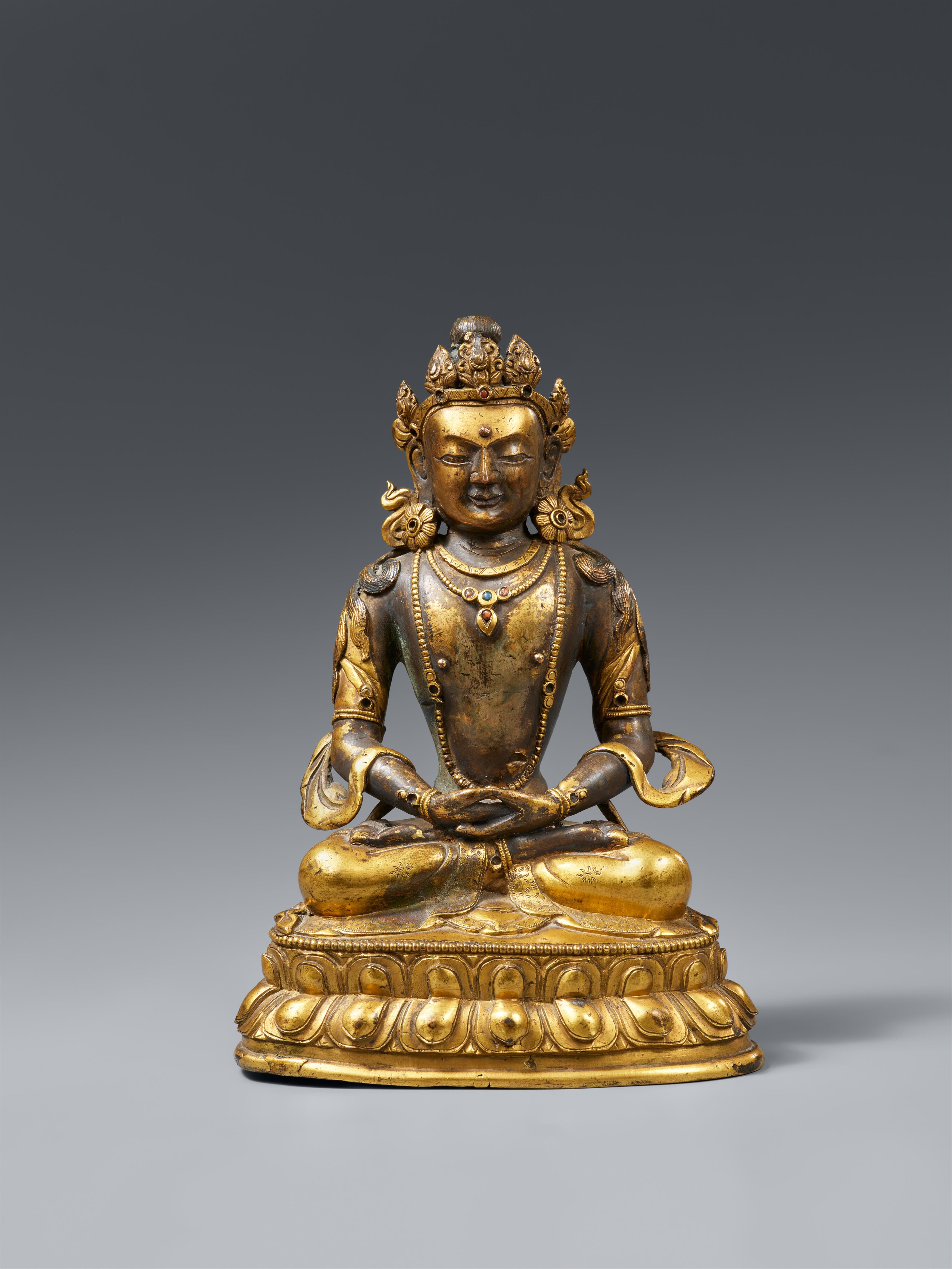 Amitayus. Bronze, vergoldet. Sino-tibetisch. 18. Jh. - image-1