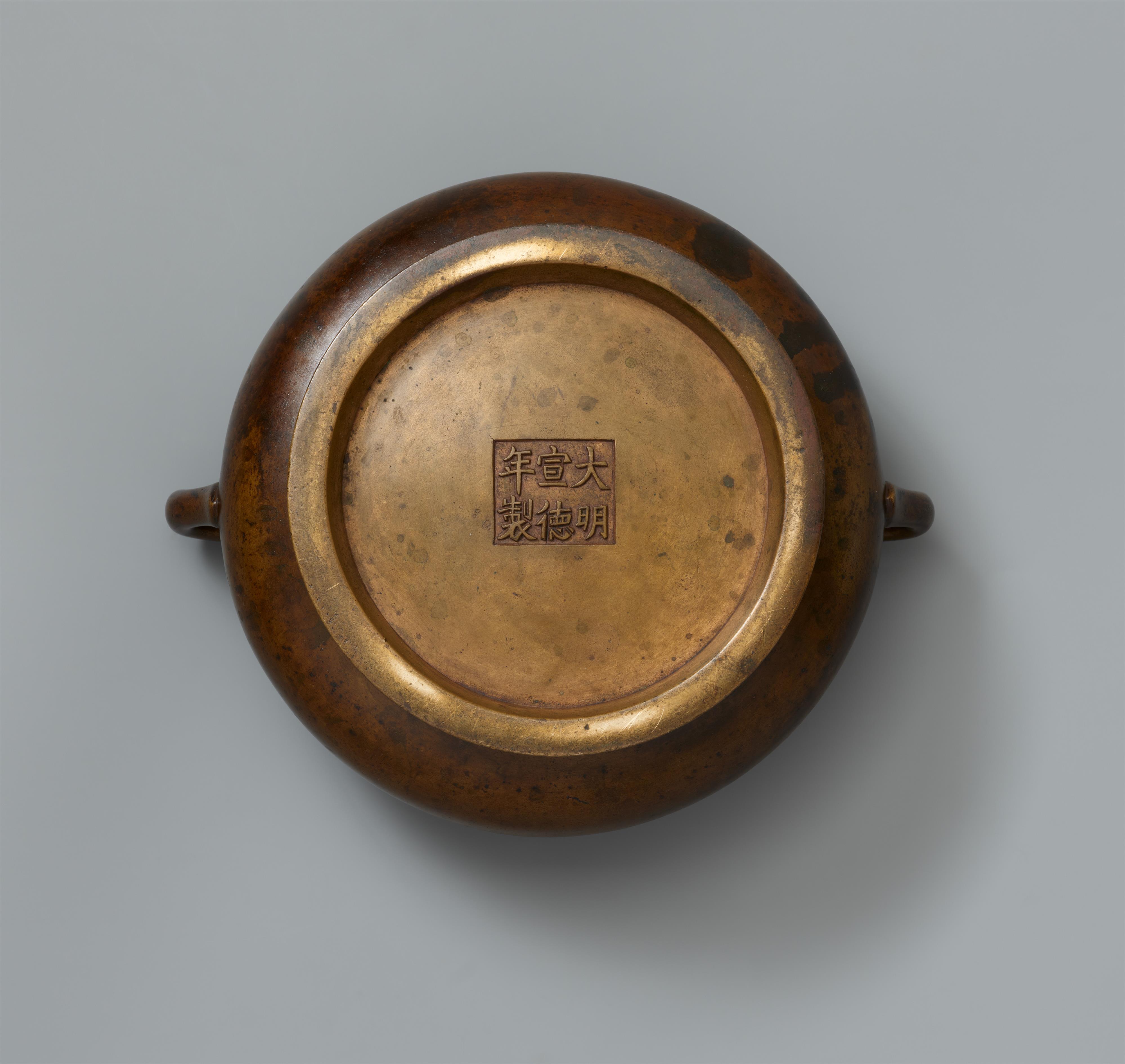 A bronze incense burner. Qing dynasty - image-3