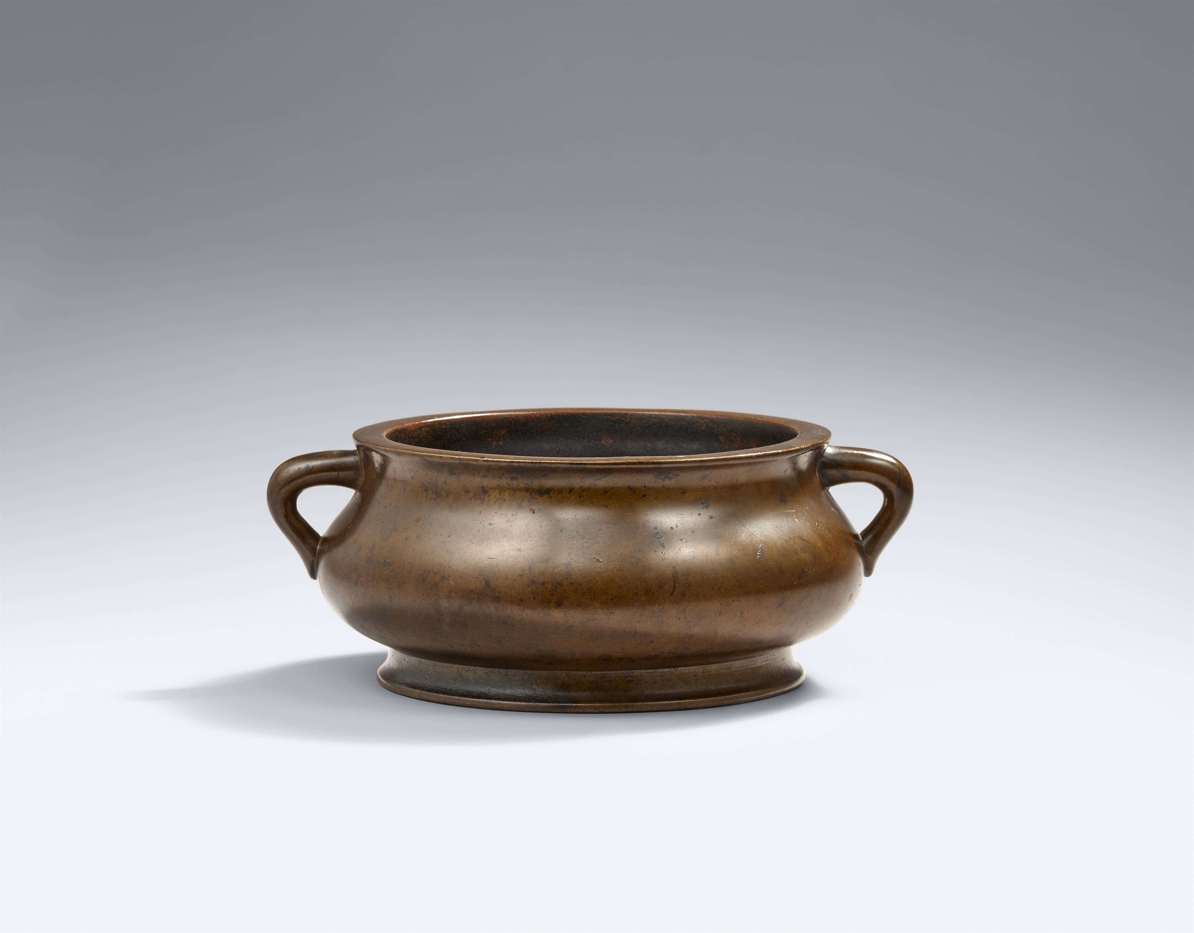 A bronze incense burner. Qing dynasty - image-1