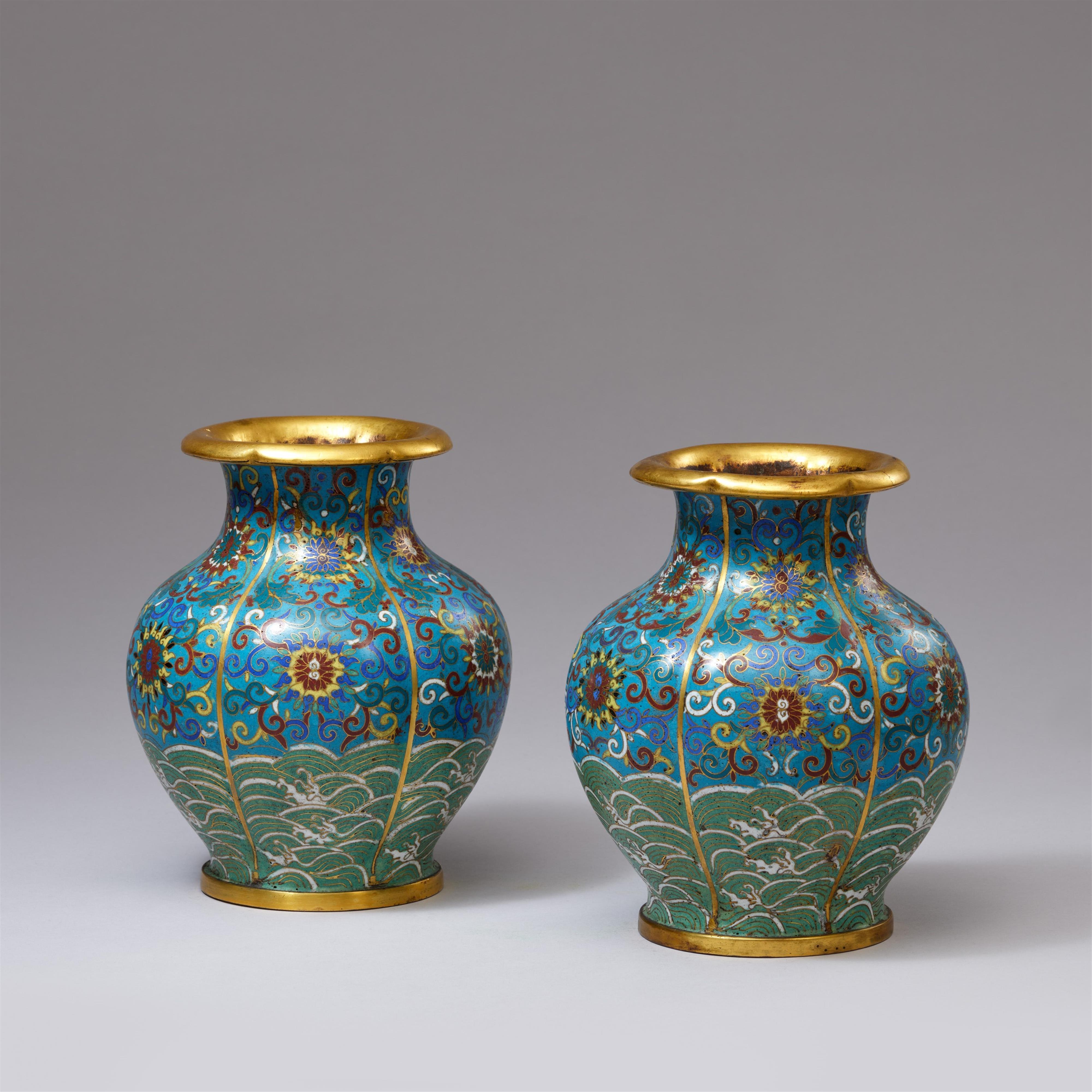 Paar Vasen. Email cloisonné auf Kupfer. 19. Jh. - image-2