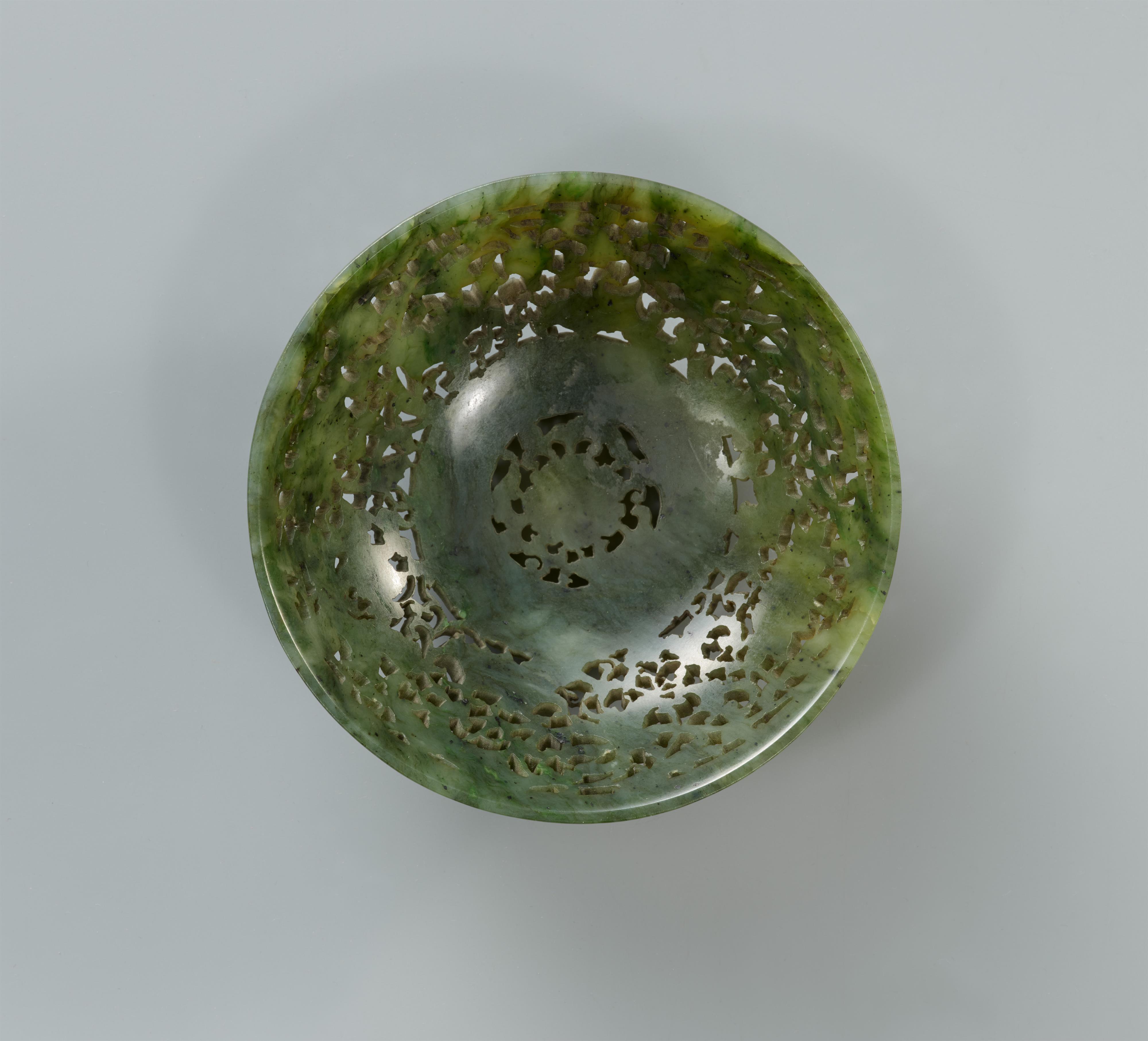 A spinach-green jade cover of a bowl. 18th/19th century - image-2