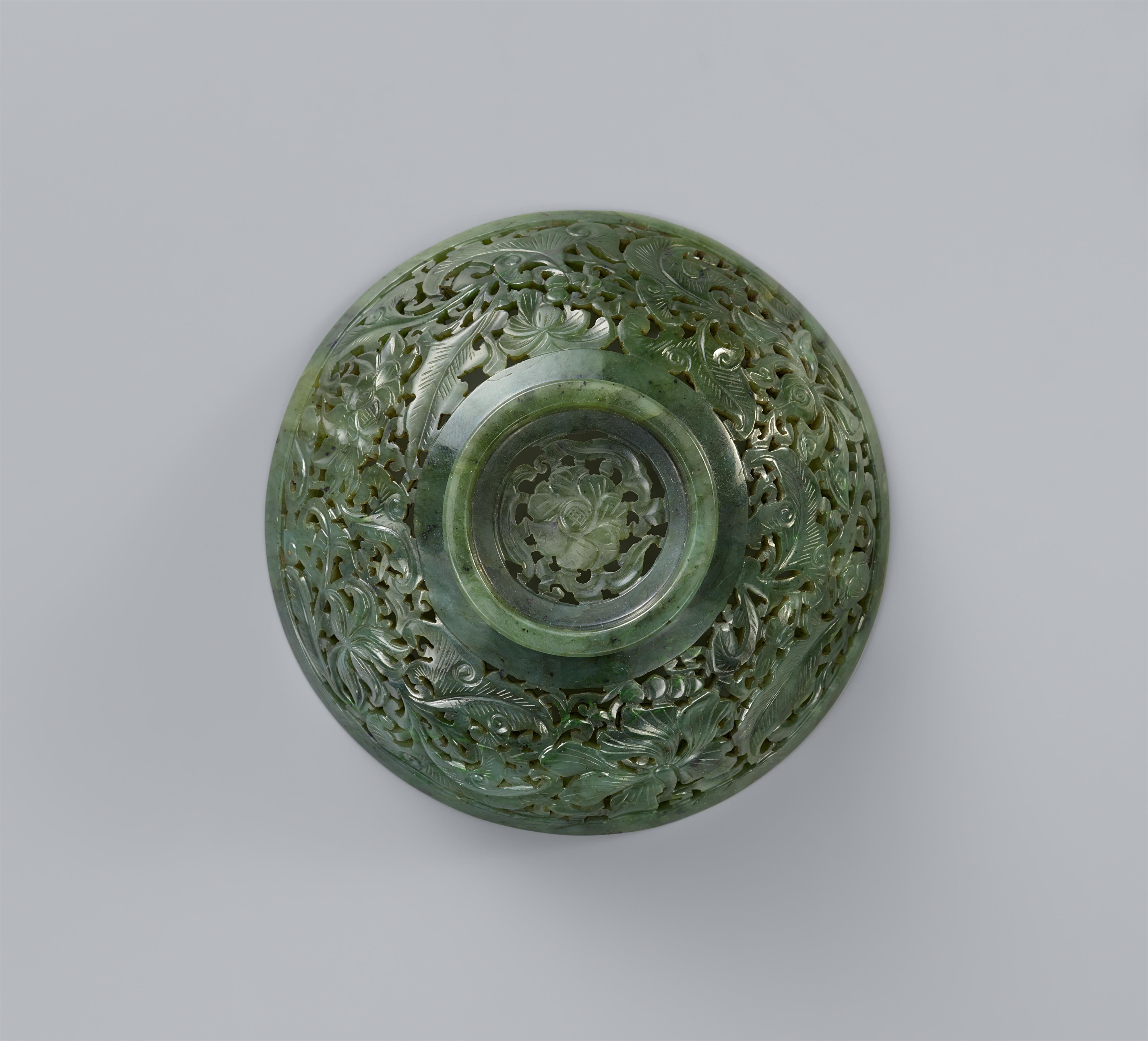 A spinach-green jade cover of a bowl. 18th/19th century - image-1