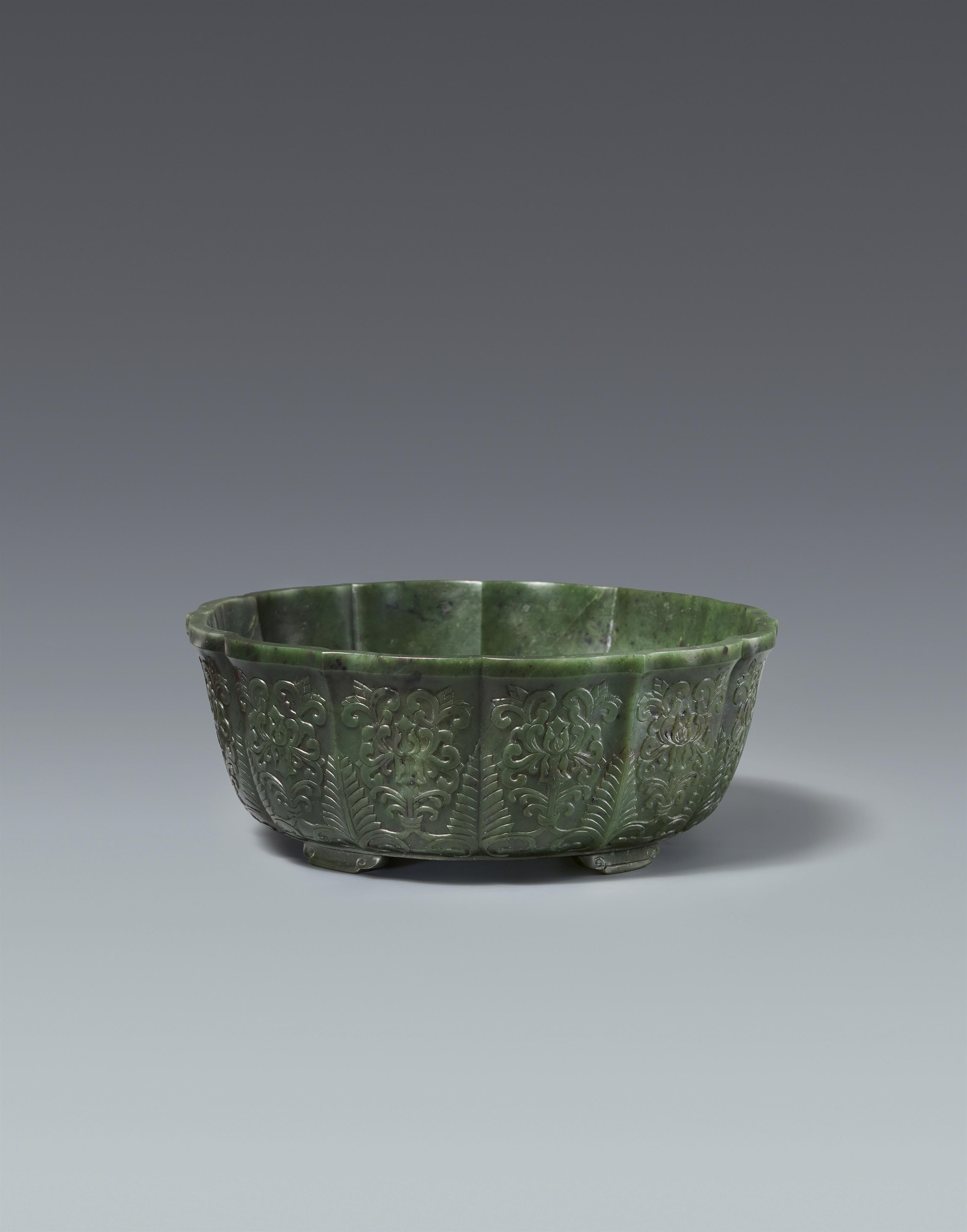 A spinach-green jade Mughal-style bowl. Qing dynasty - image-1