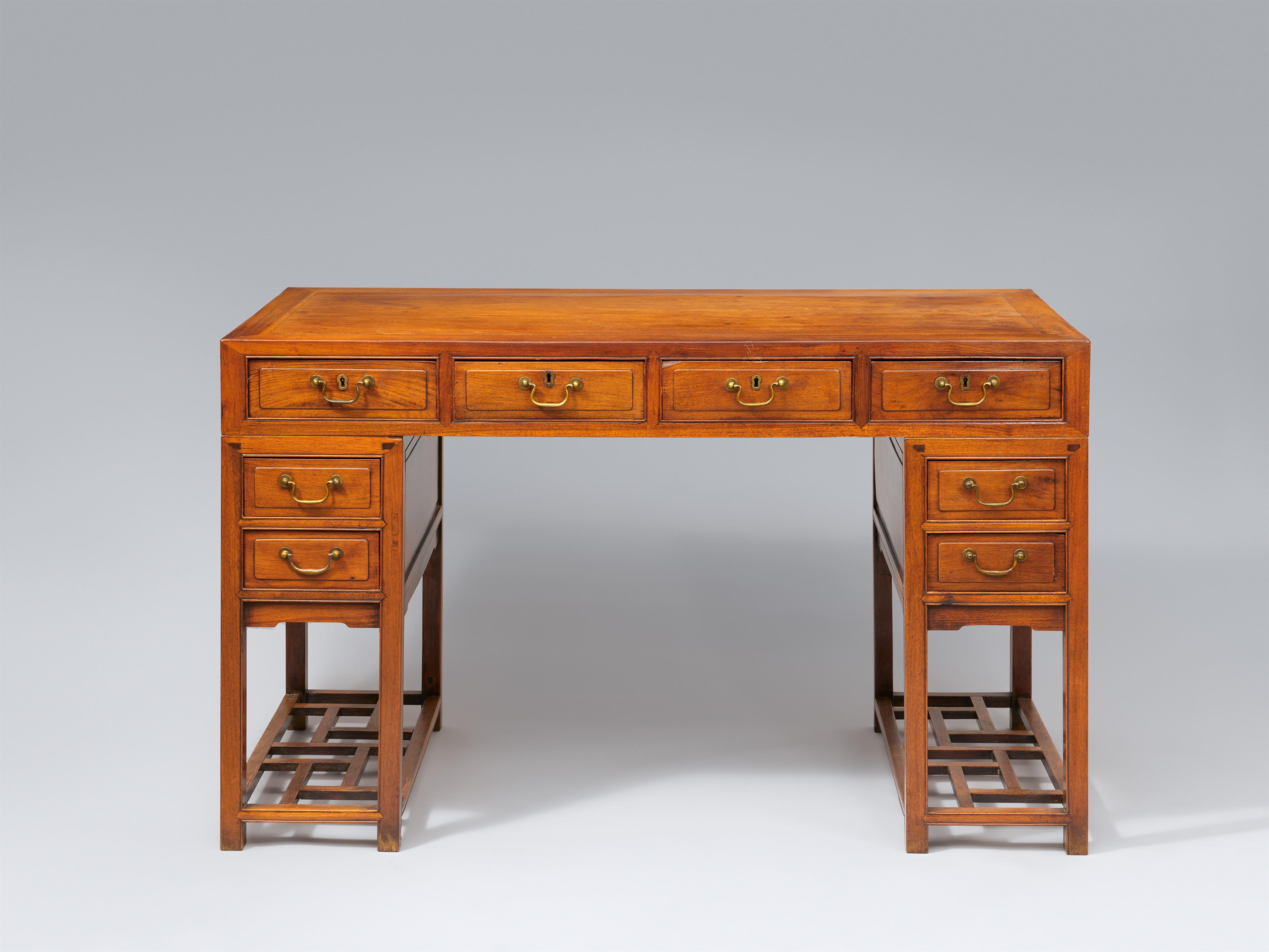 A huanghuali wood desk. Qing dynasty - image-1