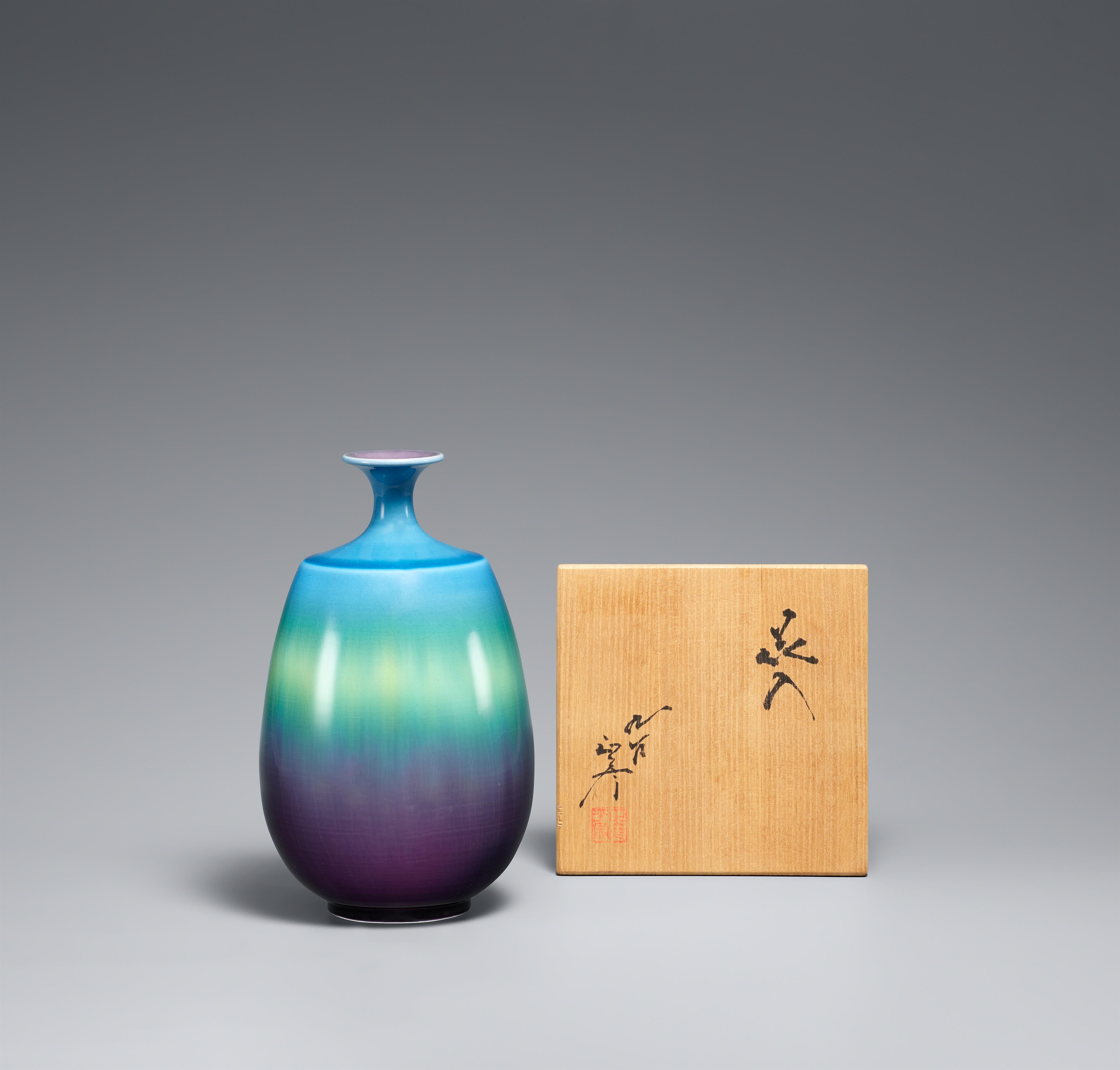 A Kutani vase by Tokuda Masahiko (1933-2009). Komatsu City, Ishikawa Prefecture. After 1980 - image-1