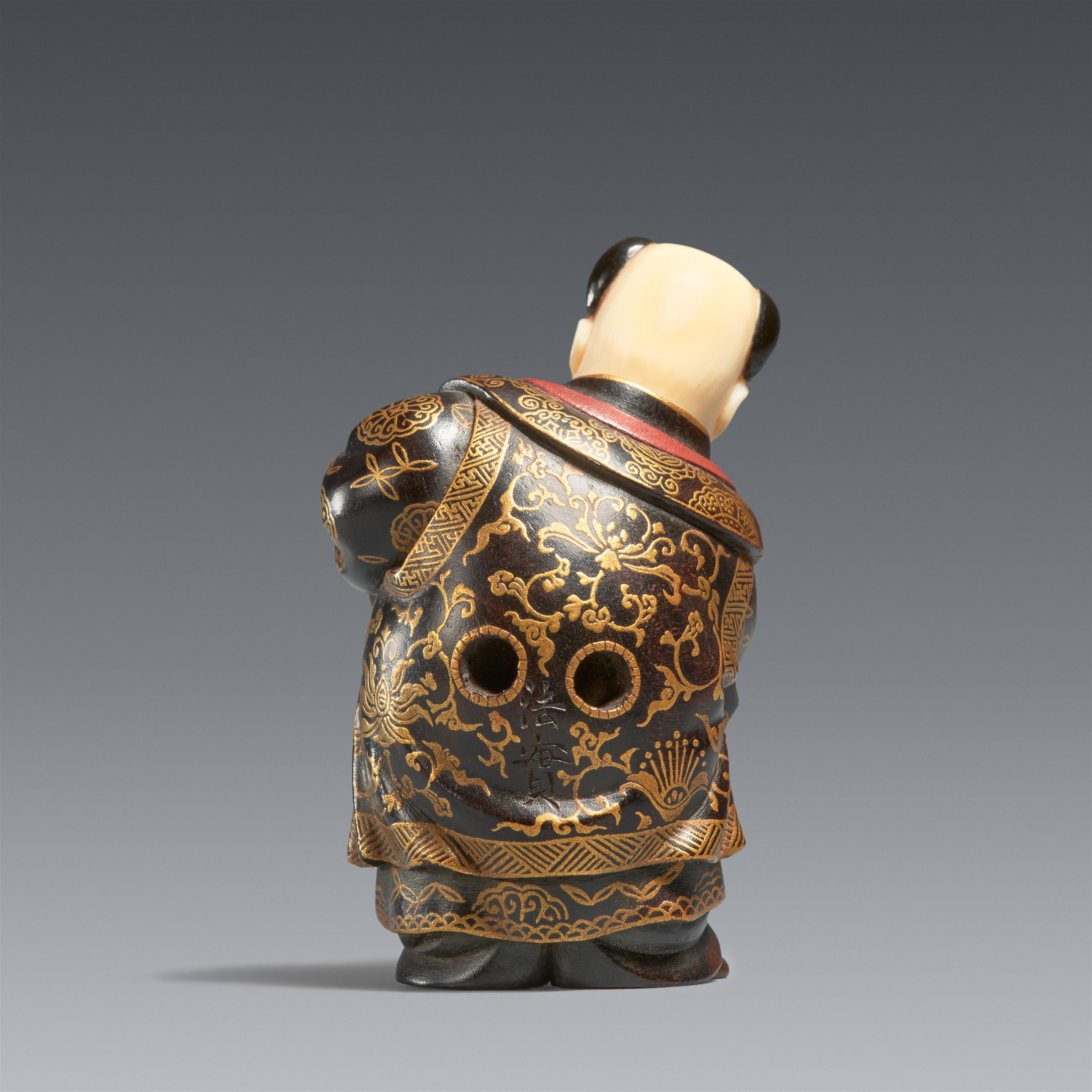 A lacquer and wood netsuke of a karako. Second half 19th century - image-2