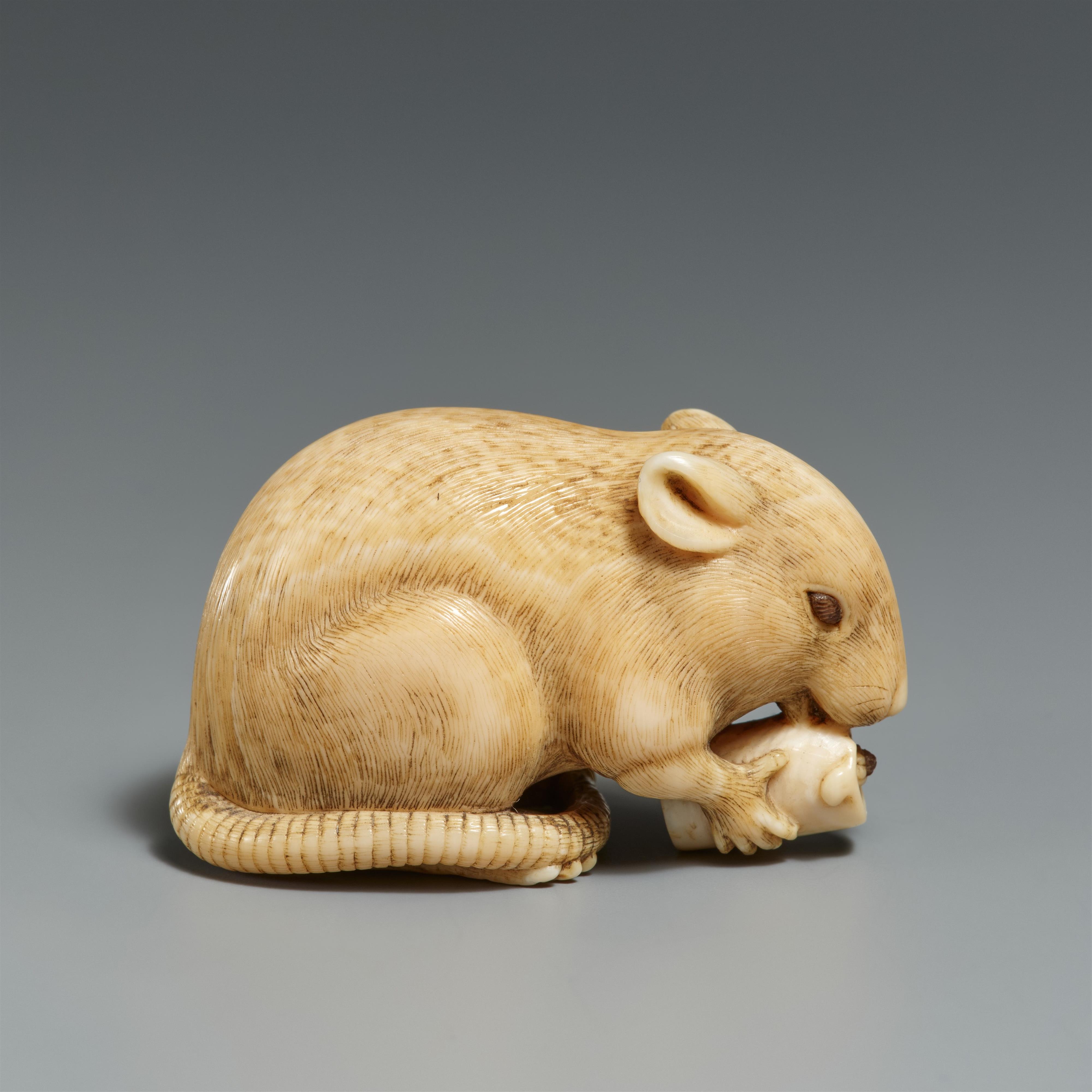 An ivory netsuke of a rat with a candle. Around 1800 - image-2