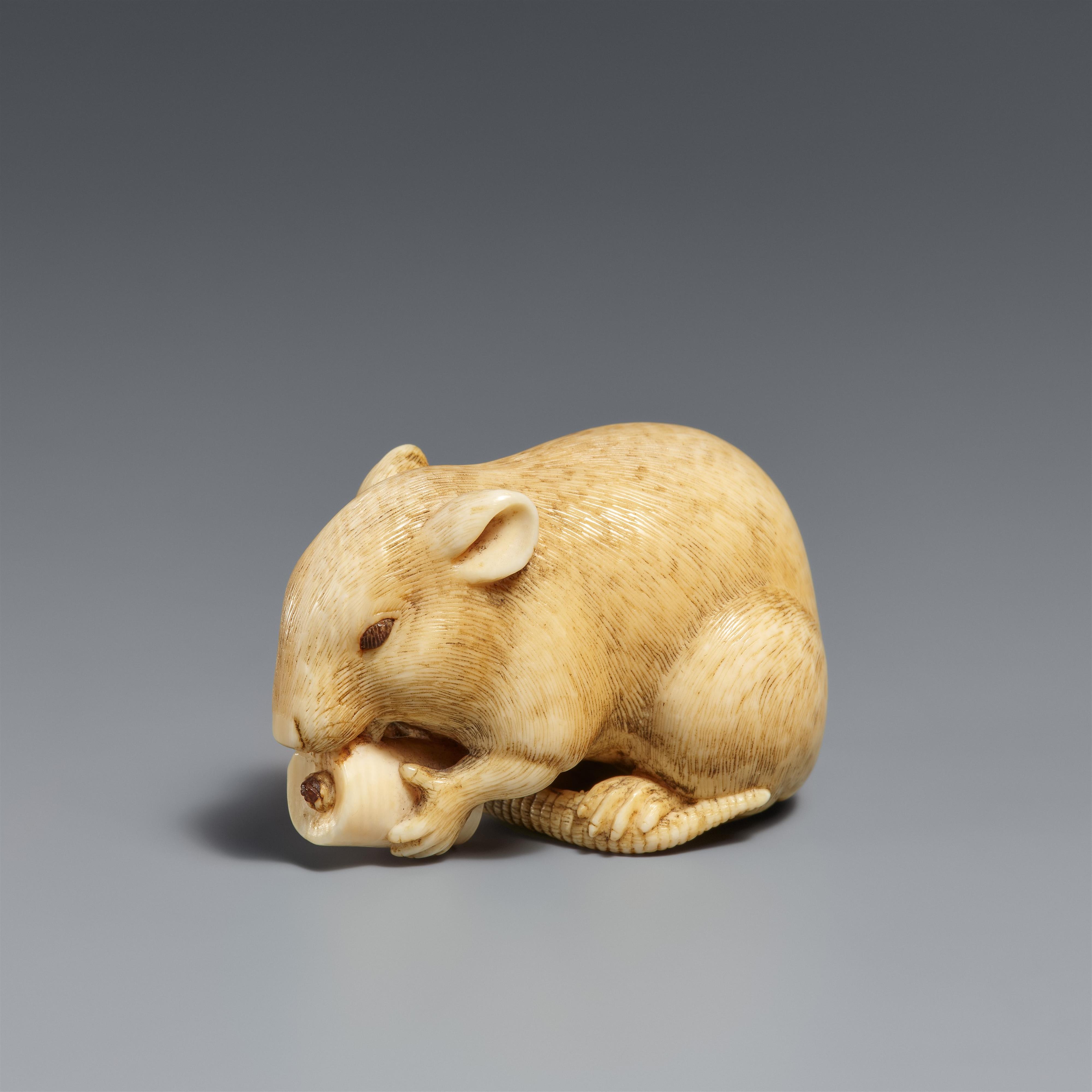 An ivory netsuke of a rat with a candle. Around 1800 - image-1