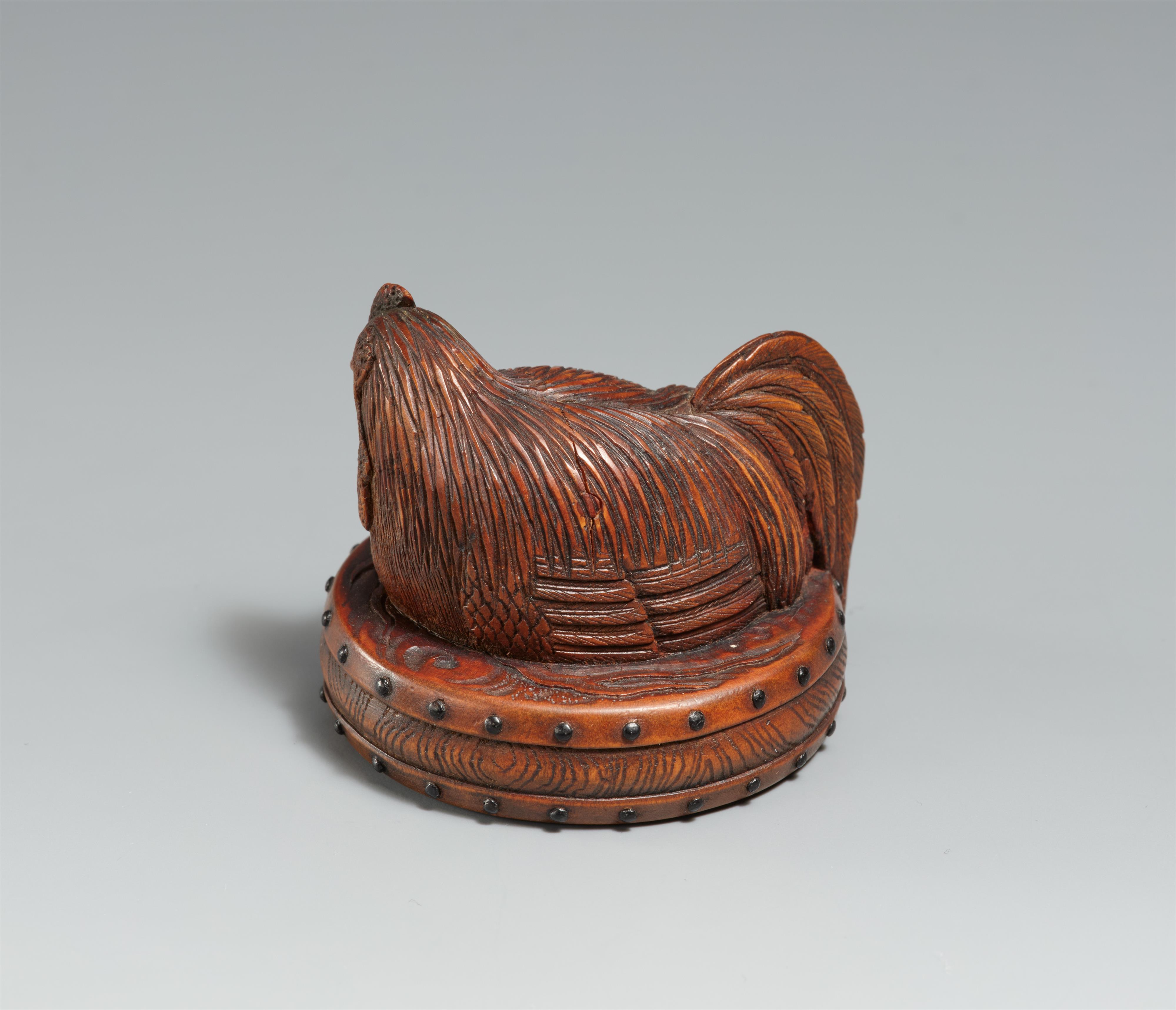 A boxwood netsuke of a large rooster on a flat drum. Second half 19th century - image-2