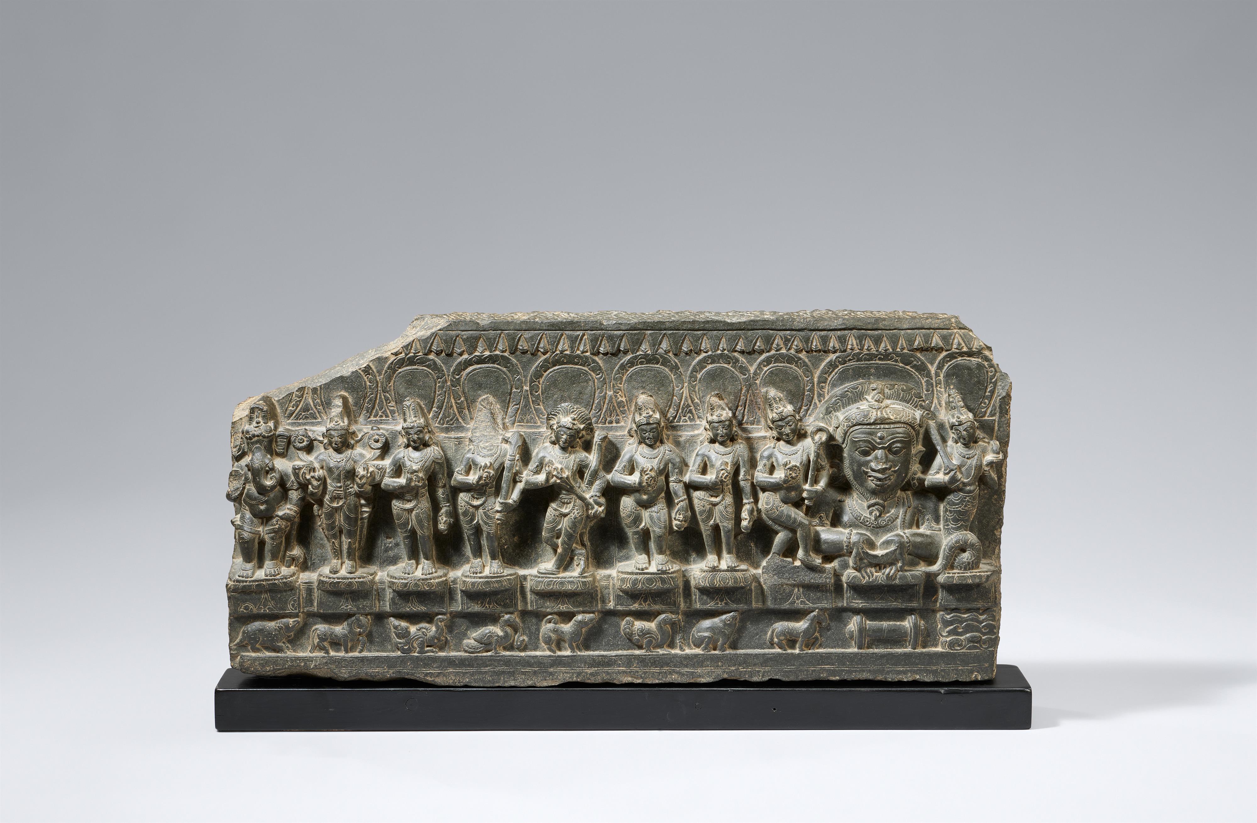 Seltene Stele der Navagraha (Neun Planeten-Gottheiten). Phyllit. Nordost-Indien, Bihar. 11./12. Jh. - image-1