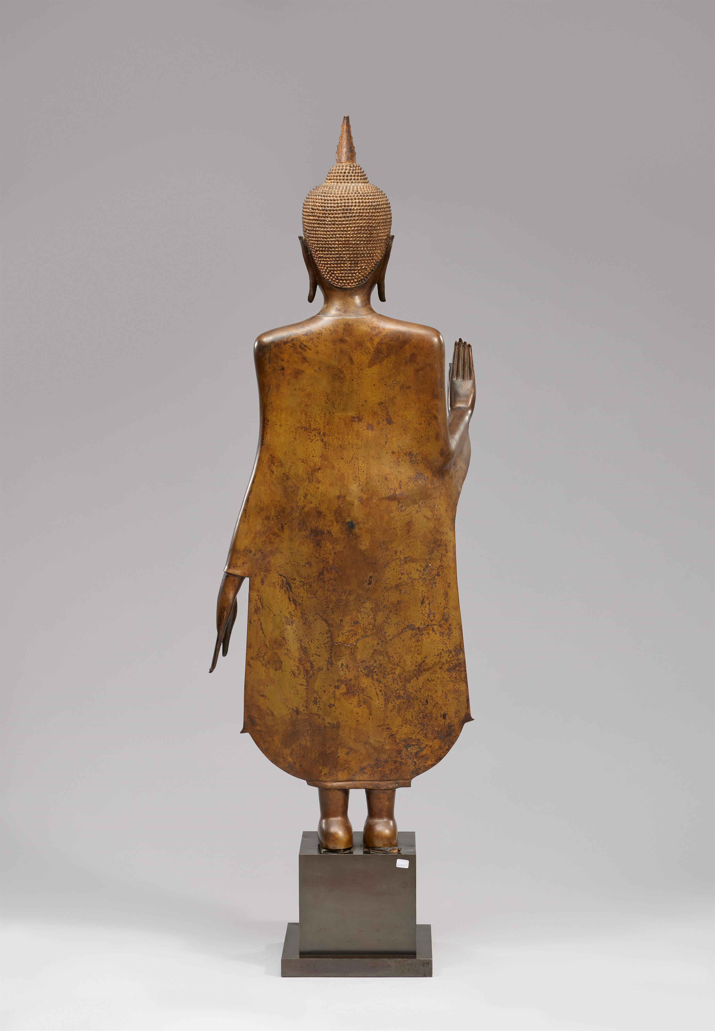 An Ayutthaya-style bronze figure of a standing Buddha. 19th/20th century - image-2