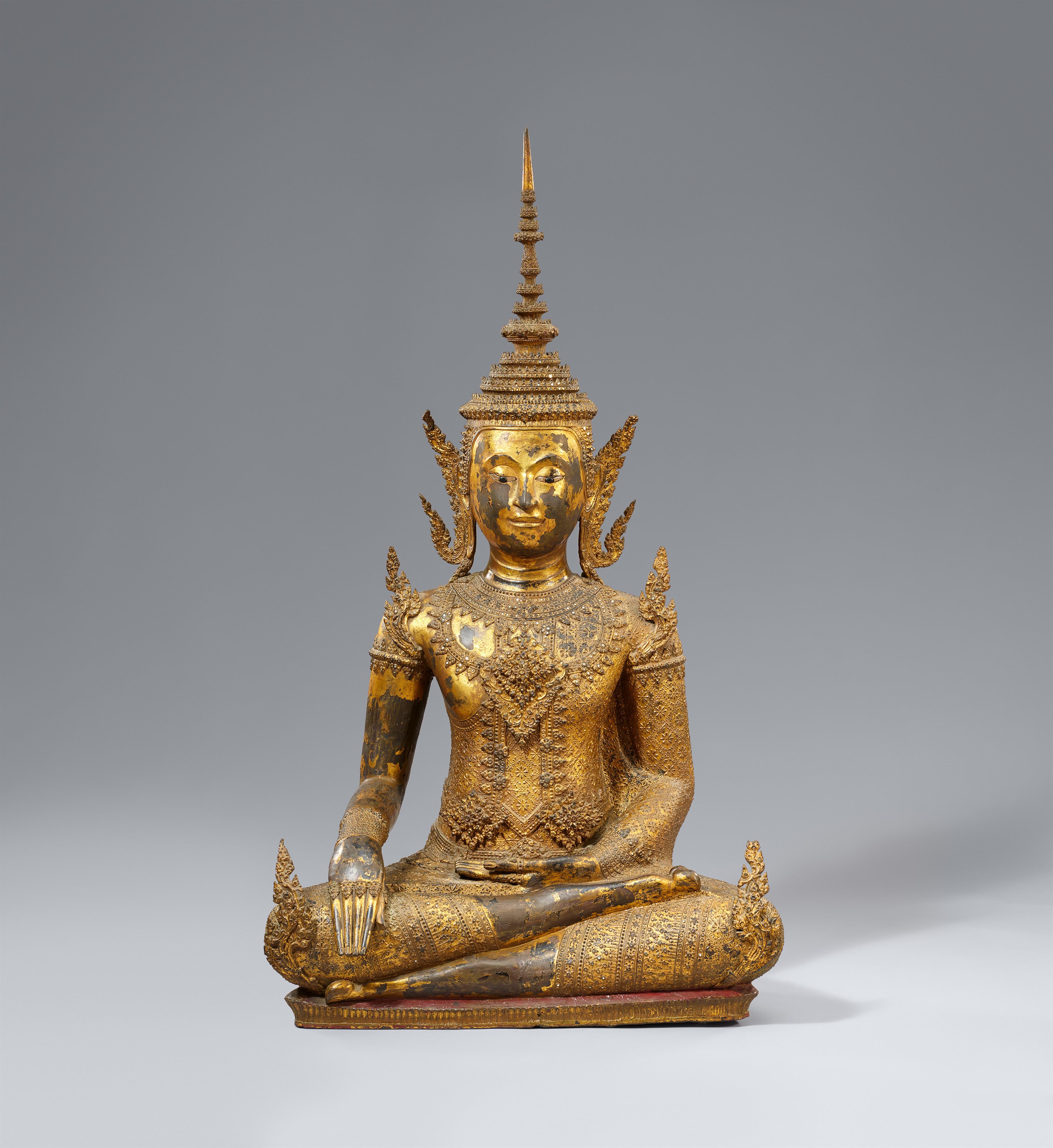 Großer, sitzender königlich geschmückter Buddha Shakyamuni. Bronze, über Schwarzlack vergoldet und Spiegelglassteine. Thailand, Ratanakosin. 19. Jh. - image-1