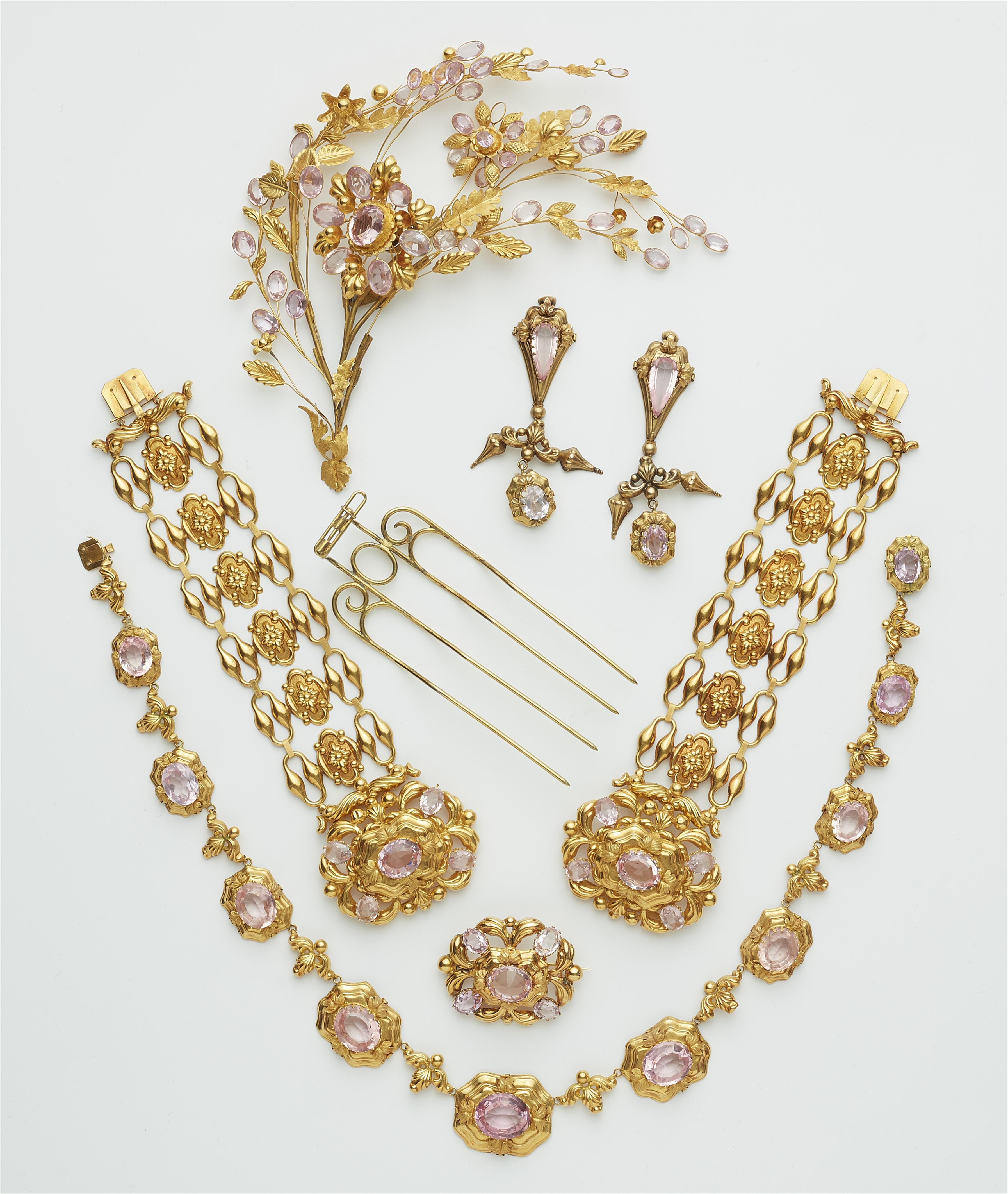 A possibly English George III 14k gold repoussé and cut pink glass jewellery suite with modifications, minor losses and repairs. - image-2