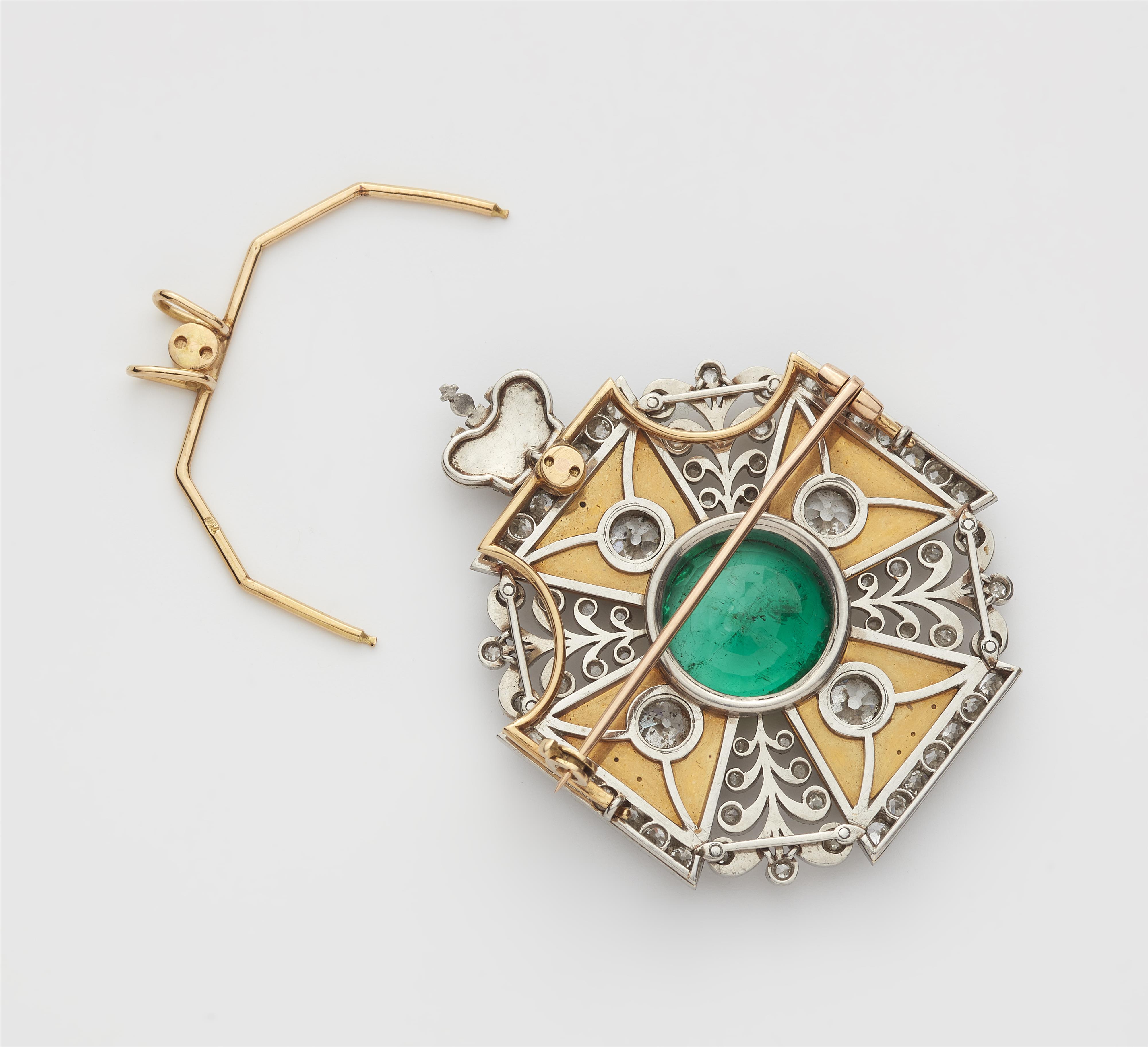 Fürstliche Ordenskreuz-Brosche mit Smaragd - image-2