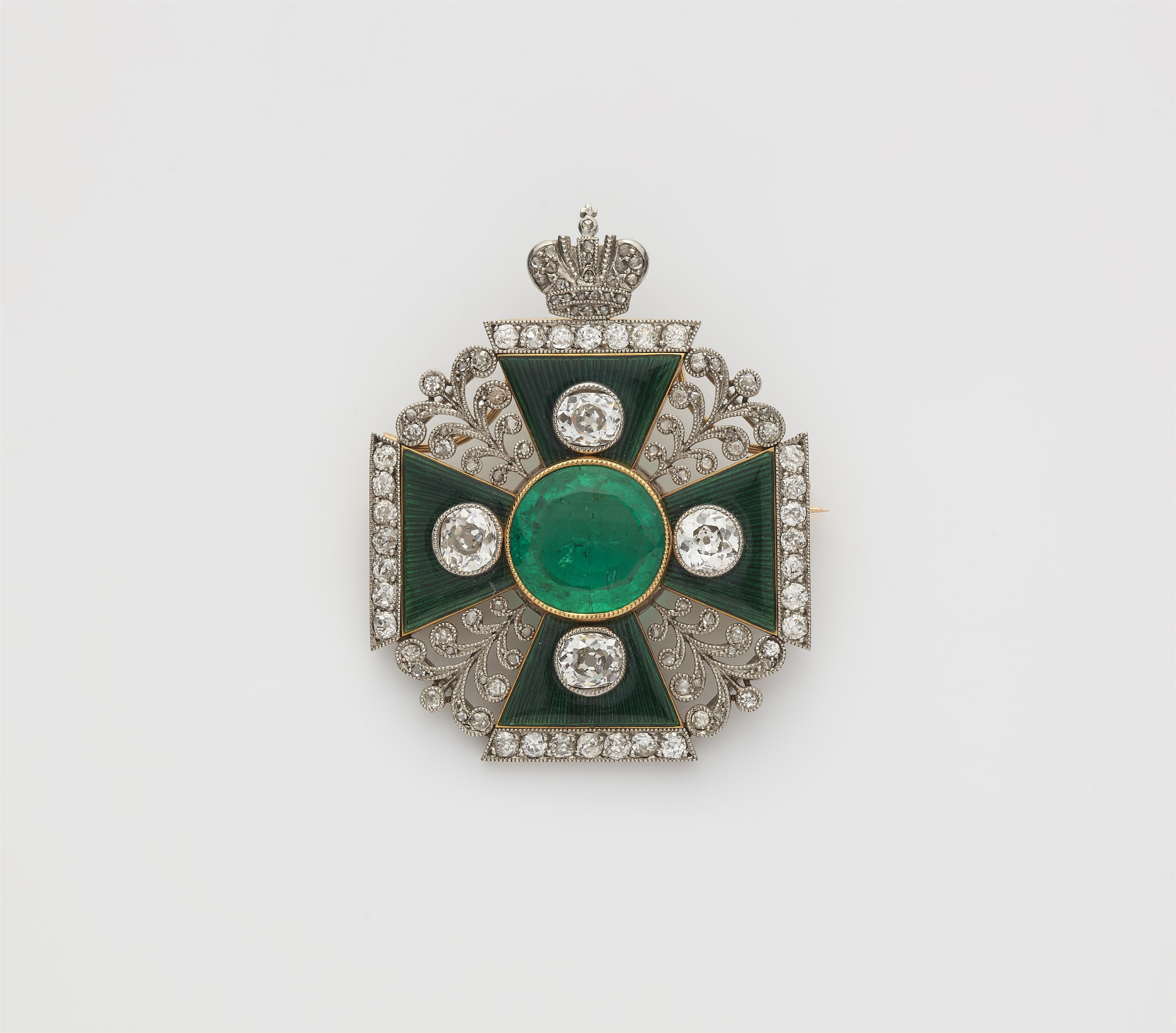 Fürstliche Ordenskreuz-Brosche mit Smaragd - image-1