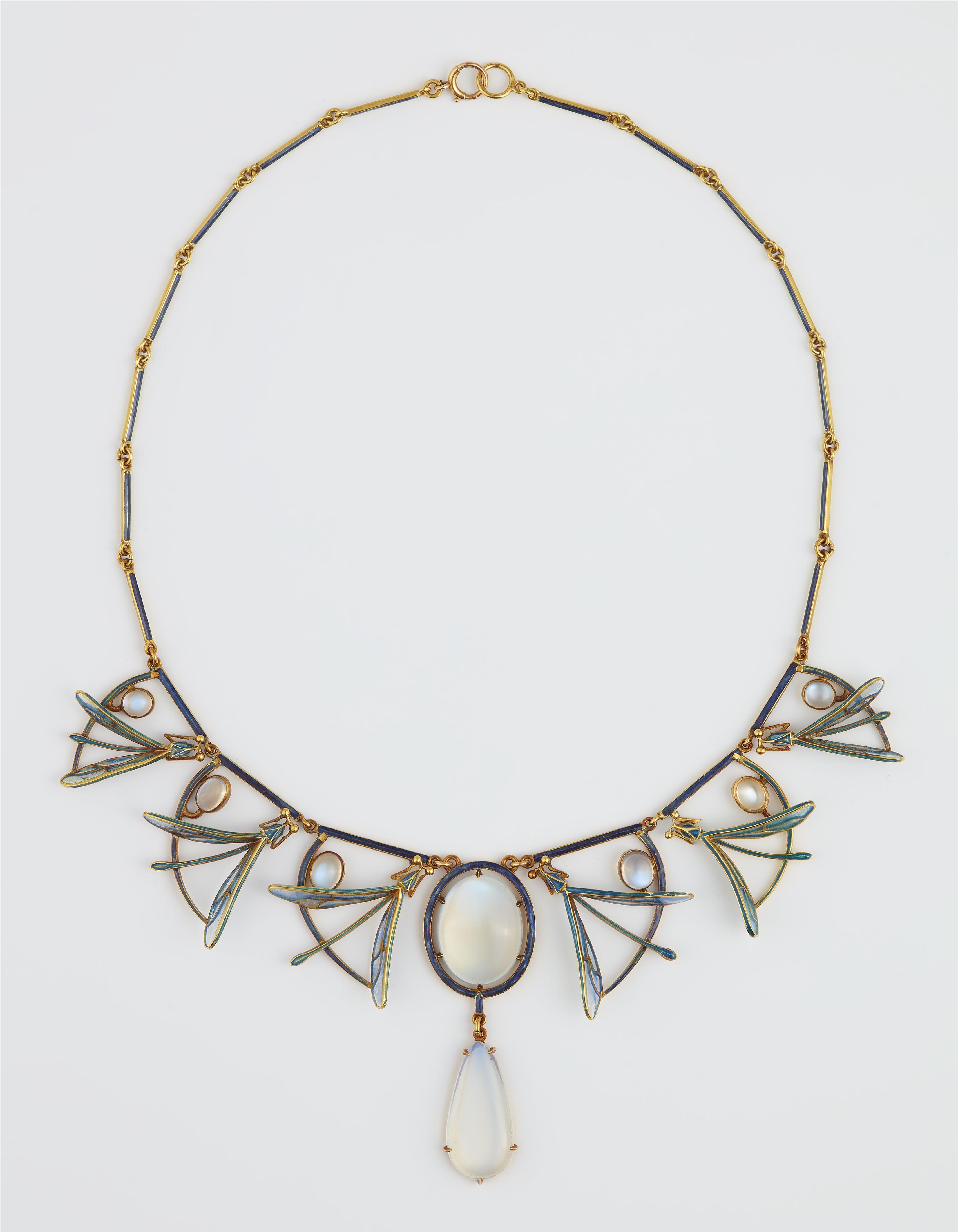 A British Arts & Crafts 18k gold, enamel and moonstone dragonfly necklace with original case of Liberty & Co. - image-1
