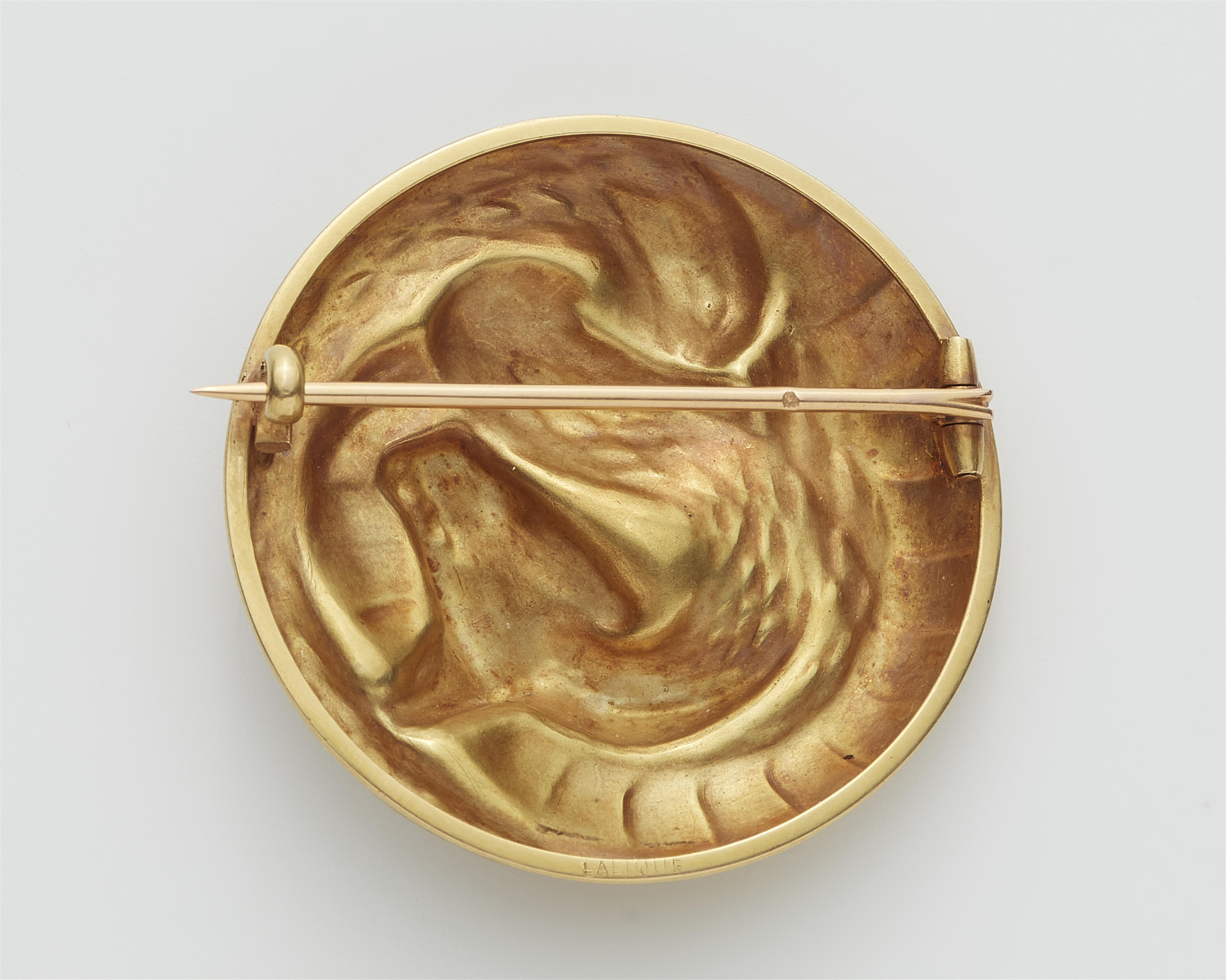 A French Art Nouveau 18k gold snake hat pin with Wartski leather case. - image-3