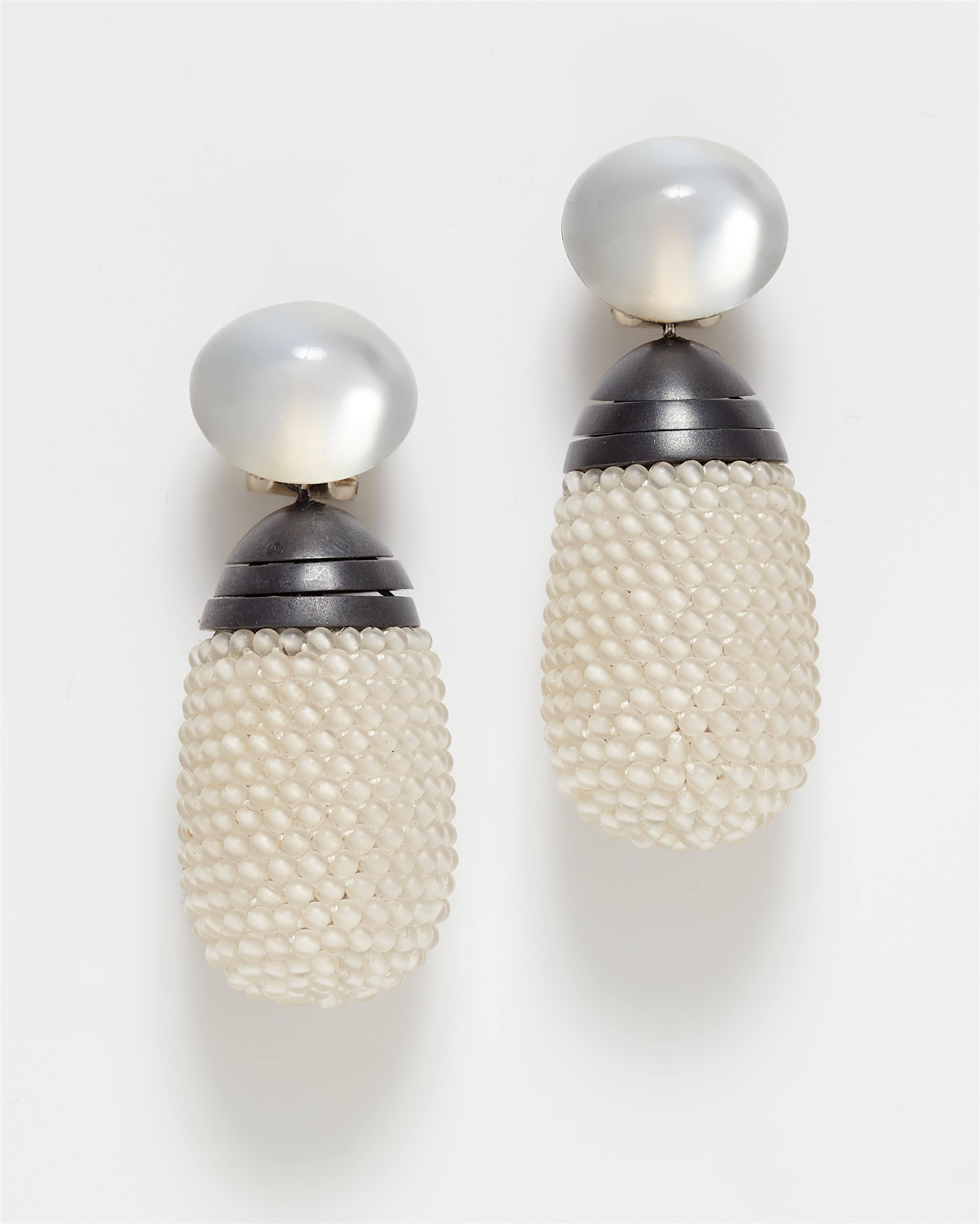 Paar Ohrringe mit Mondsteincabochons - image-1
