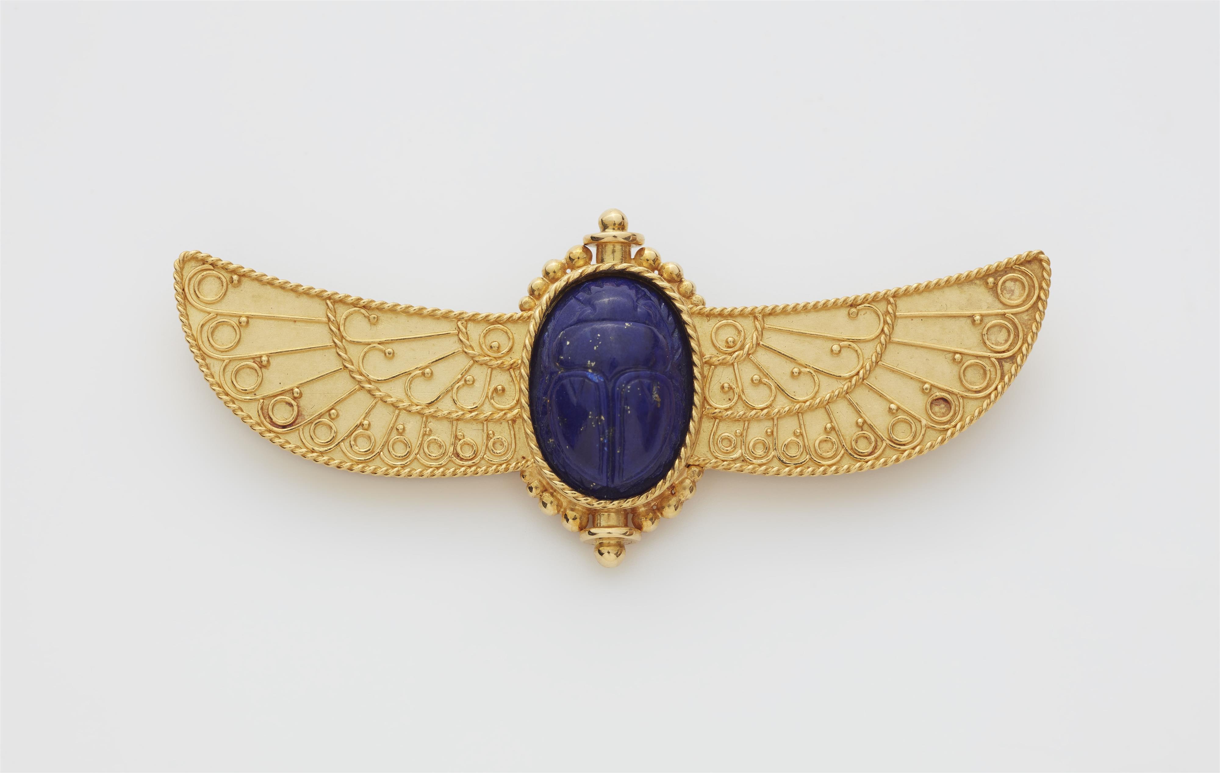 An 18k gold filigree granulation and lapis lazuli winged scarab brooch. - image-1