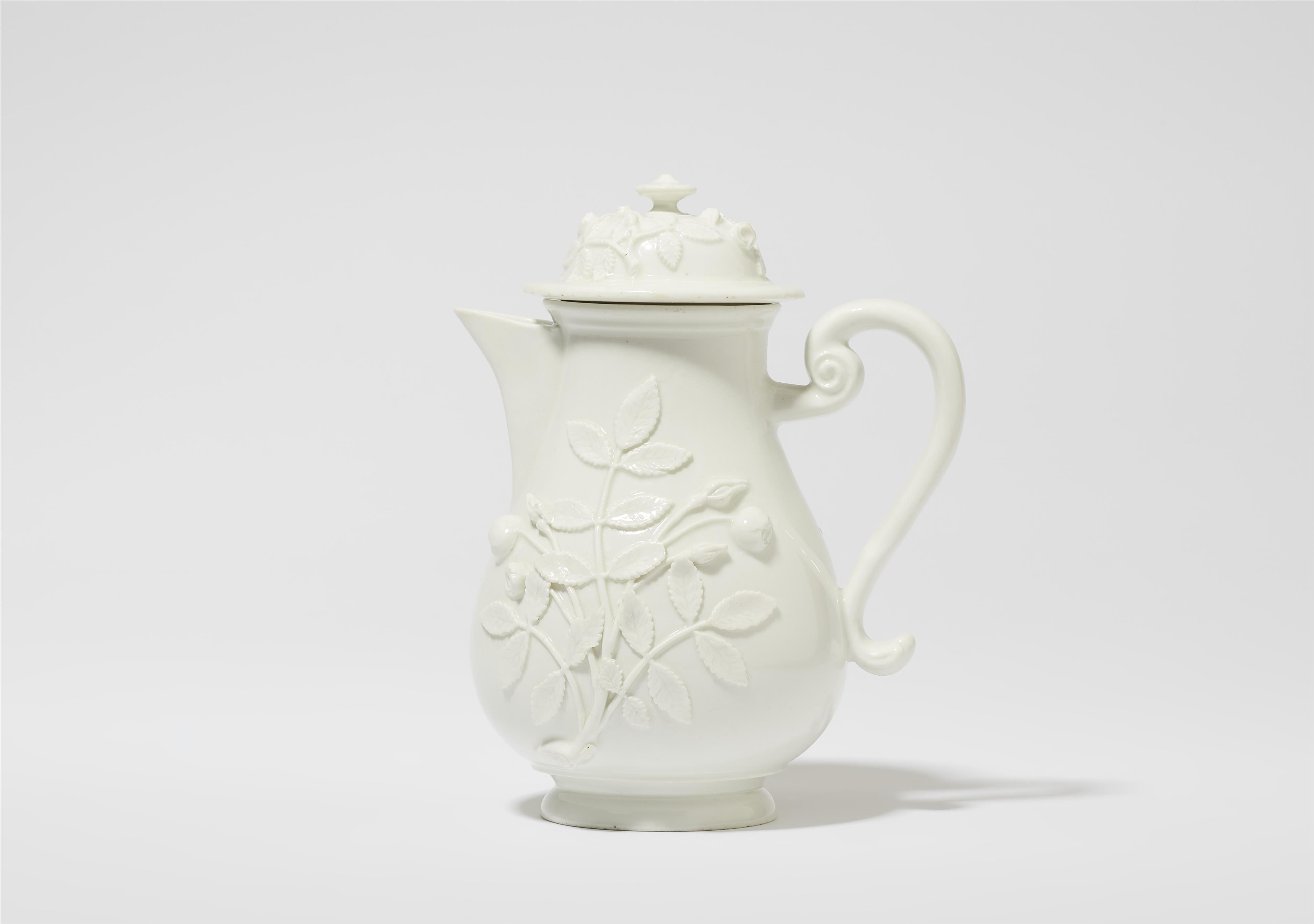 An early Meissen Boettger porcelain coffee pot with sprigs of rosebuds in relief - image-2
