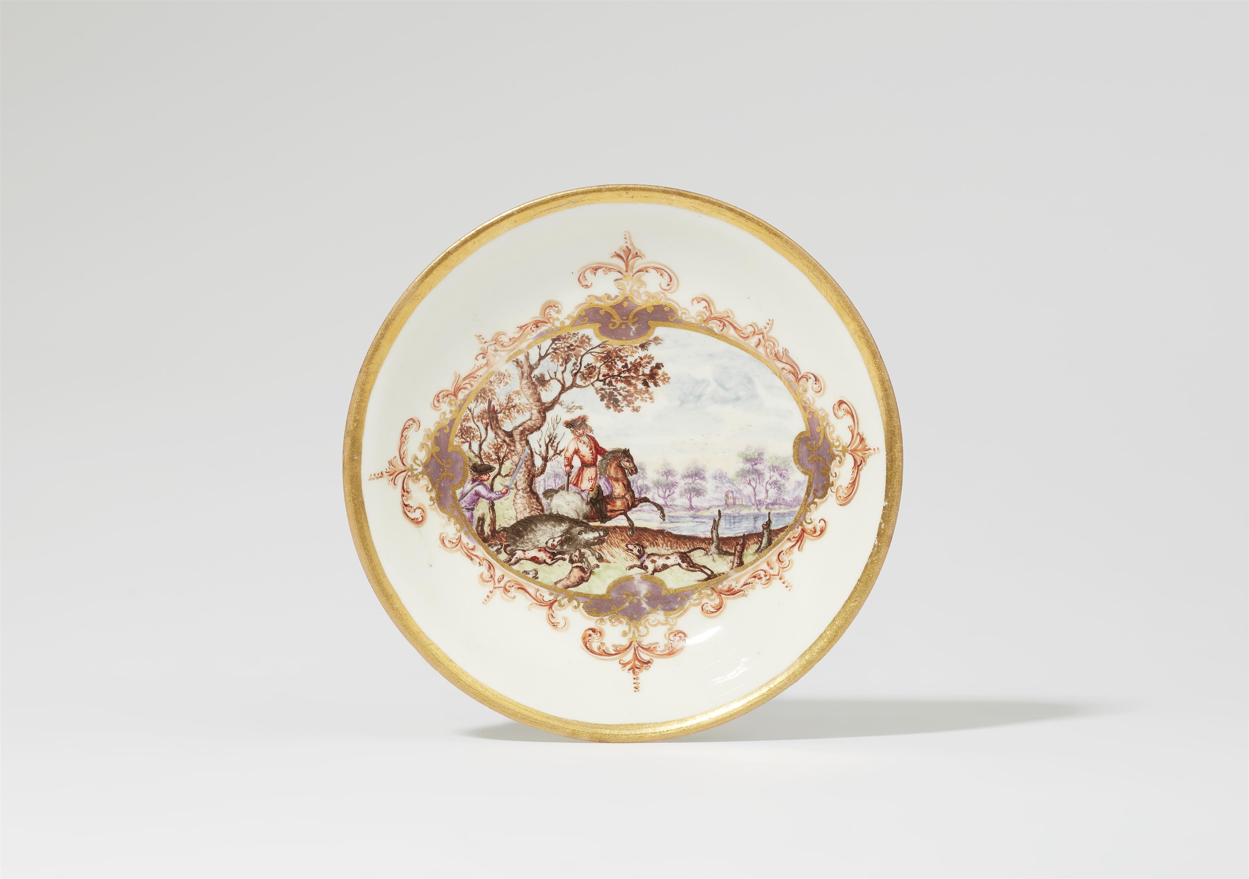 A Meissen porcelain saucer with hunting motifs - image-1