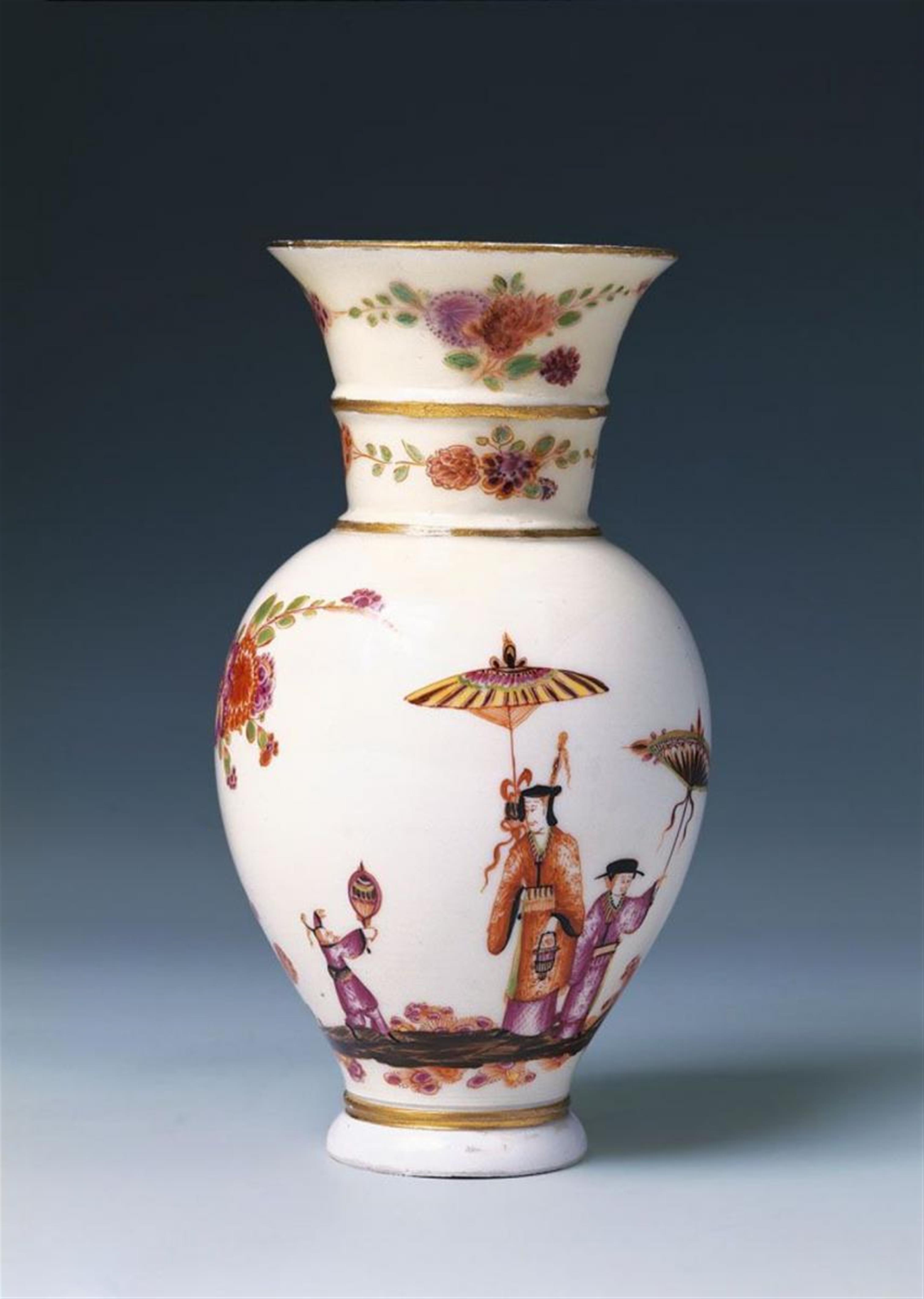 Kleine Augustus Rex-Vase mit Konturchinoiserie - image-2