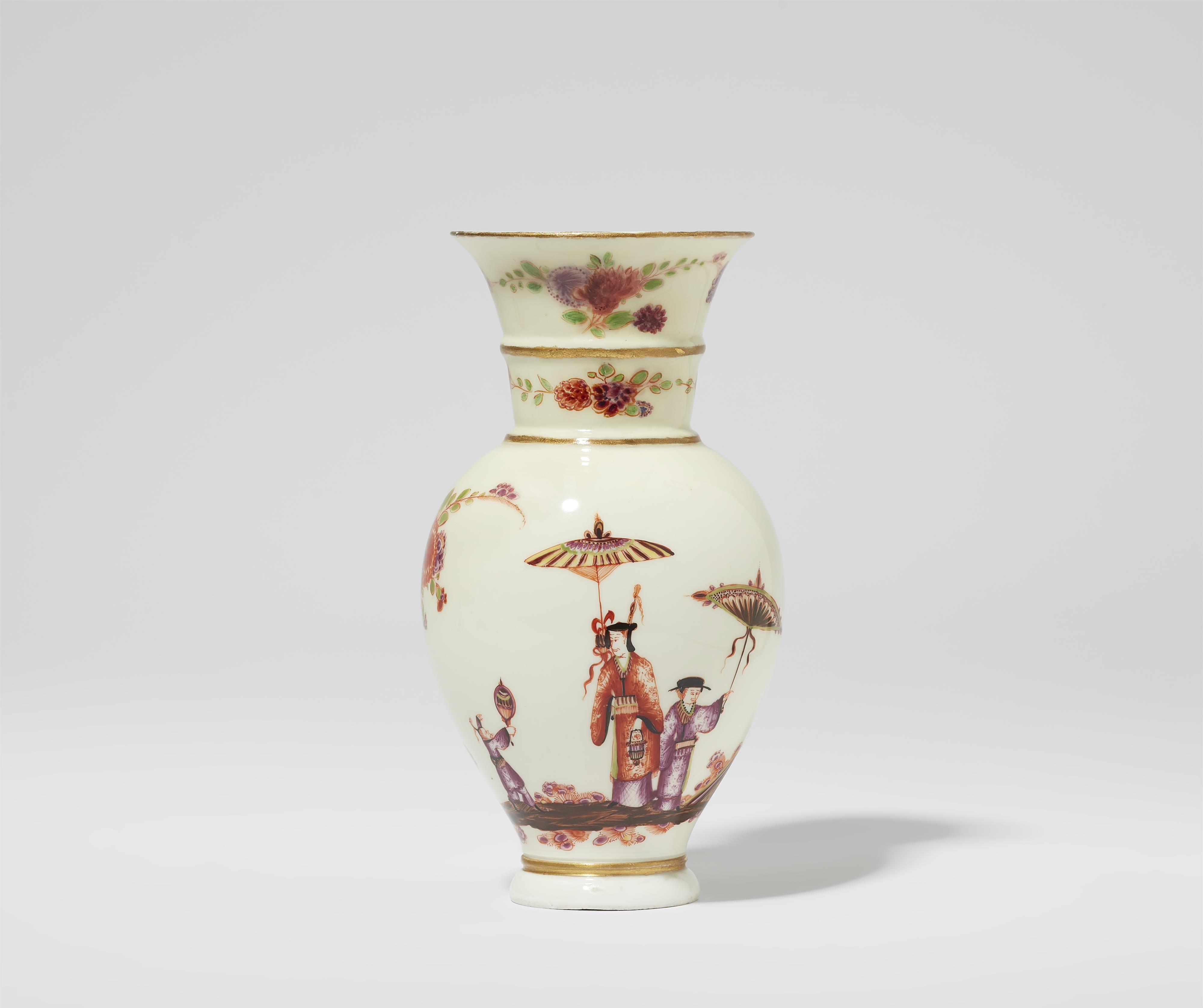 Kleine Augustus Rex-Vase mit Konturchinoiserie - image-4