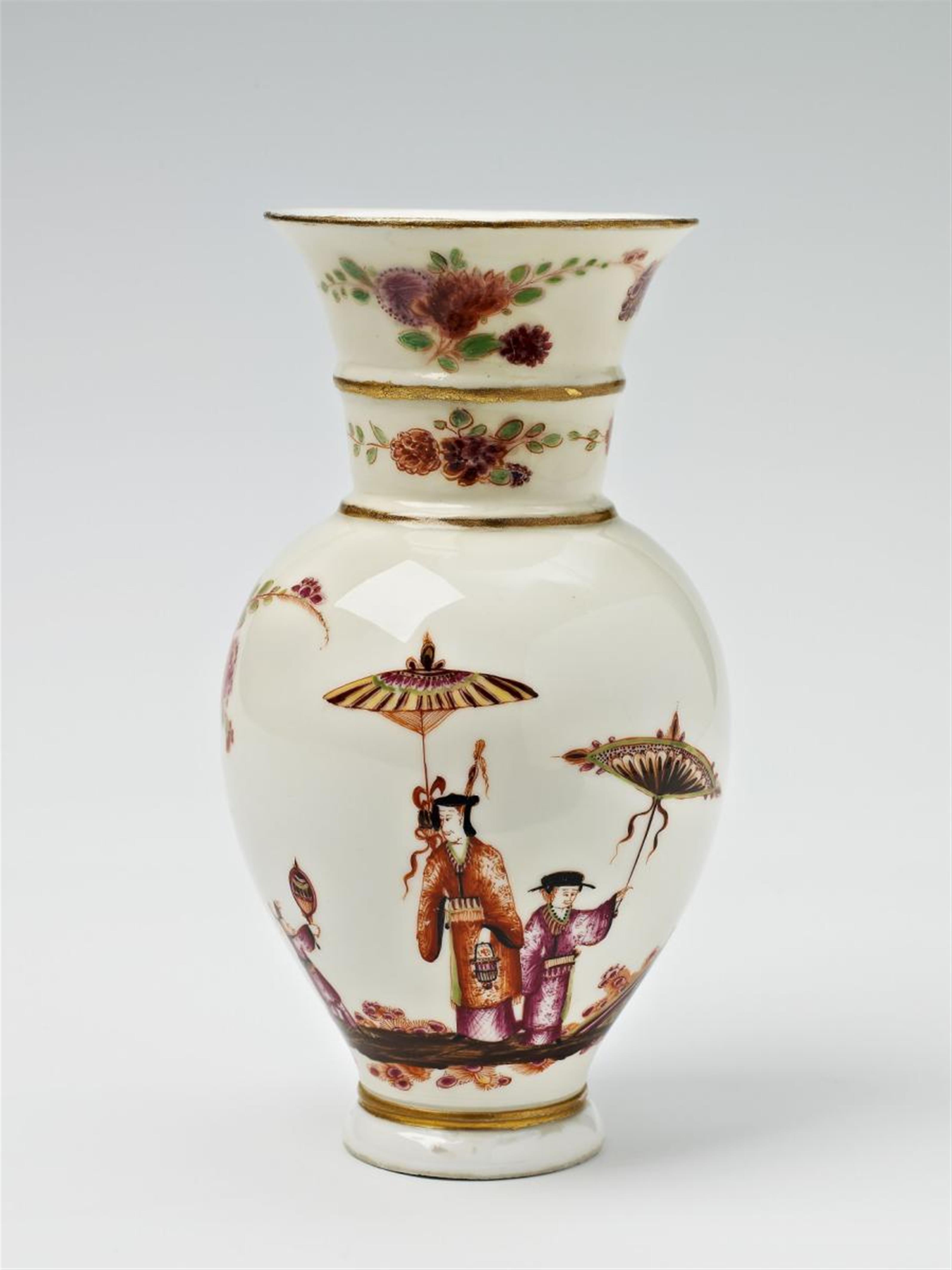 Kleine Augustus Rex-Vase mit Konturchinoiserie - image-1