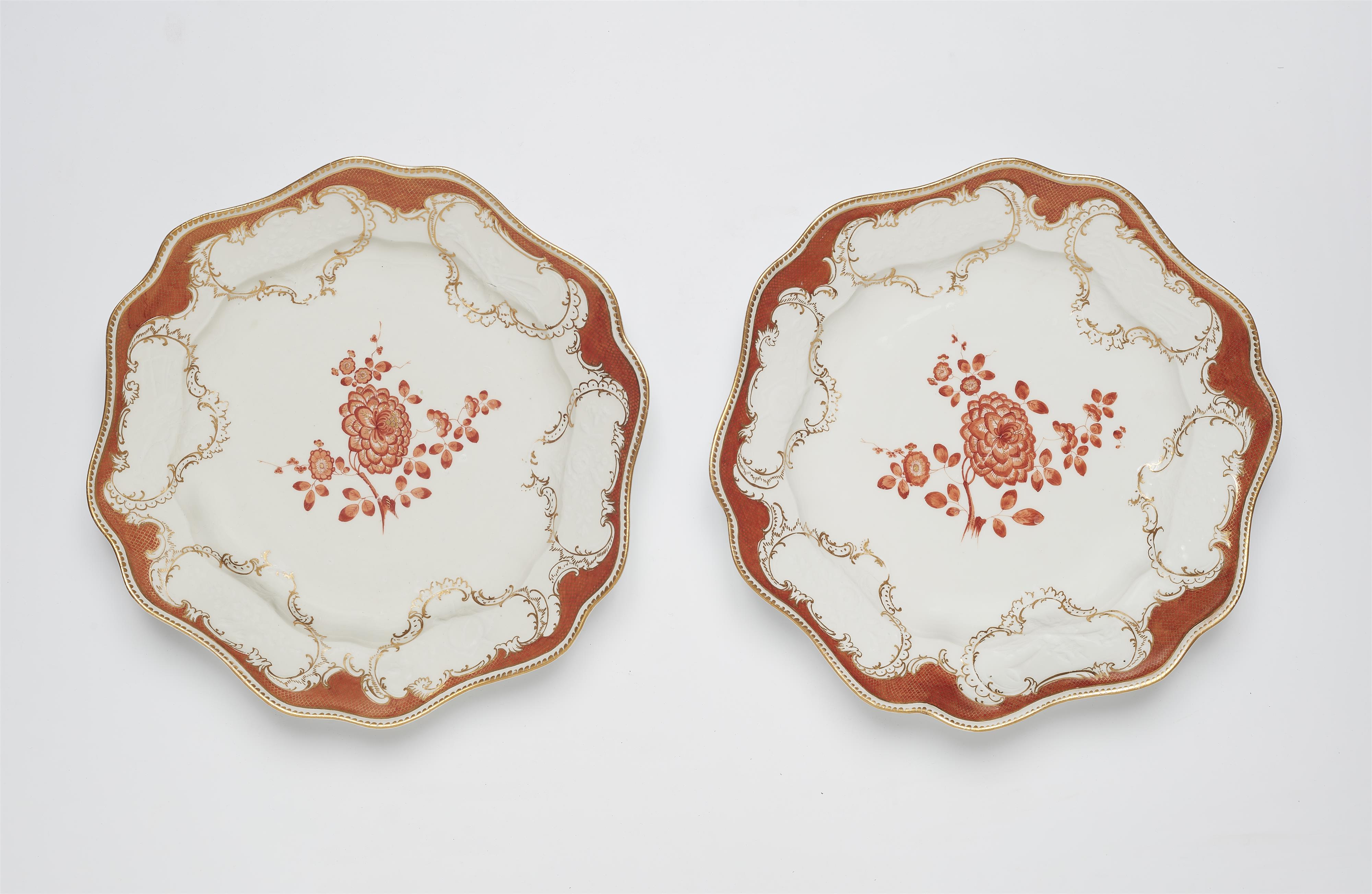 Paar Schüsseln aus dem Tafelservice für Friedrich II mit rotem Mosaikrand und indianischer Blume - image-1
