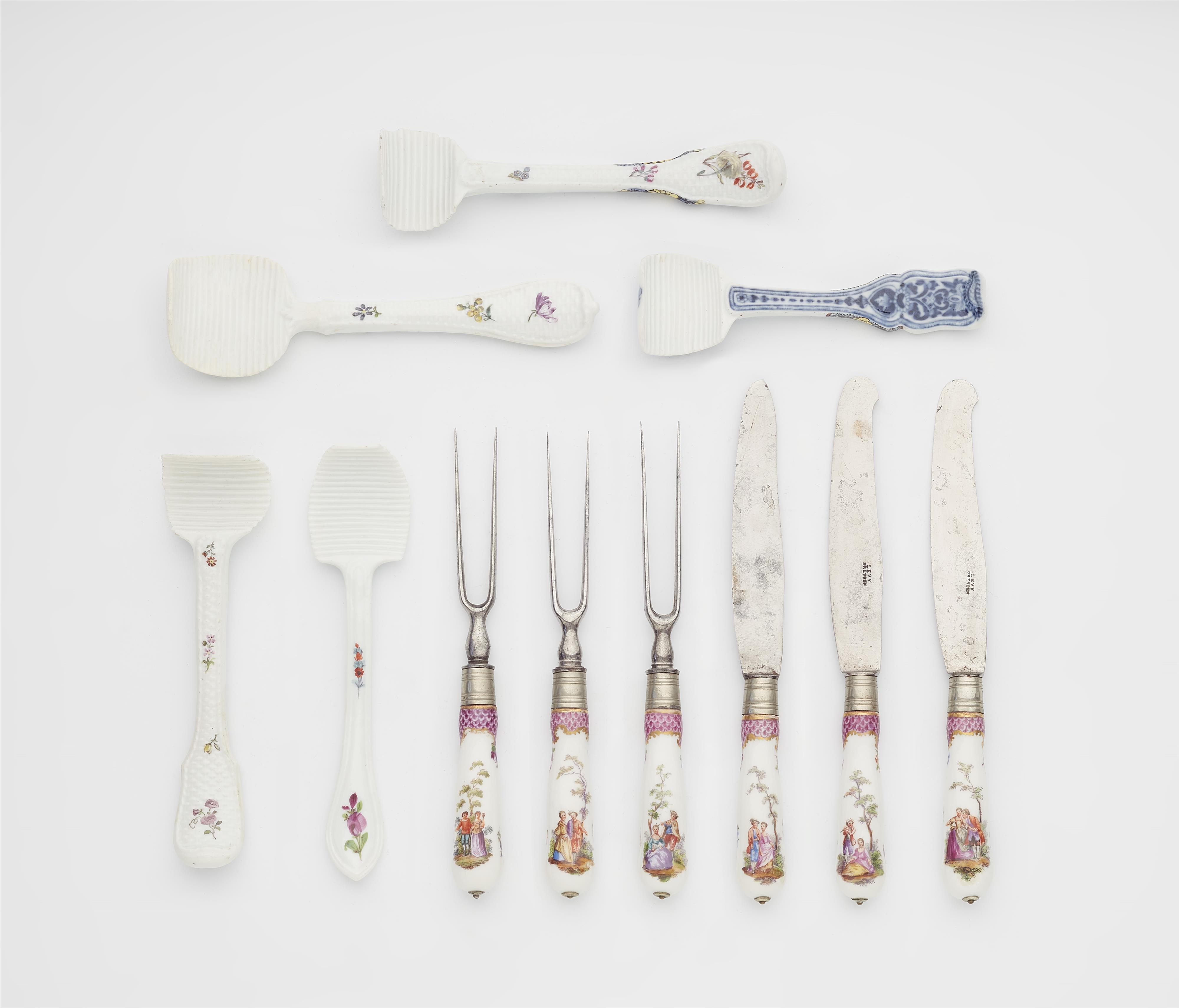 Three Meissen porcelain butter prongs, three knives and forks - image-1