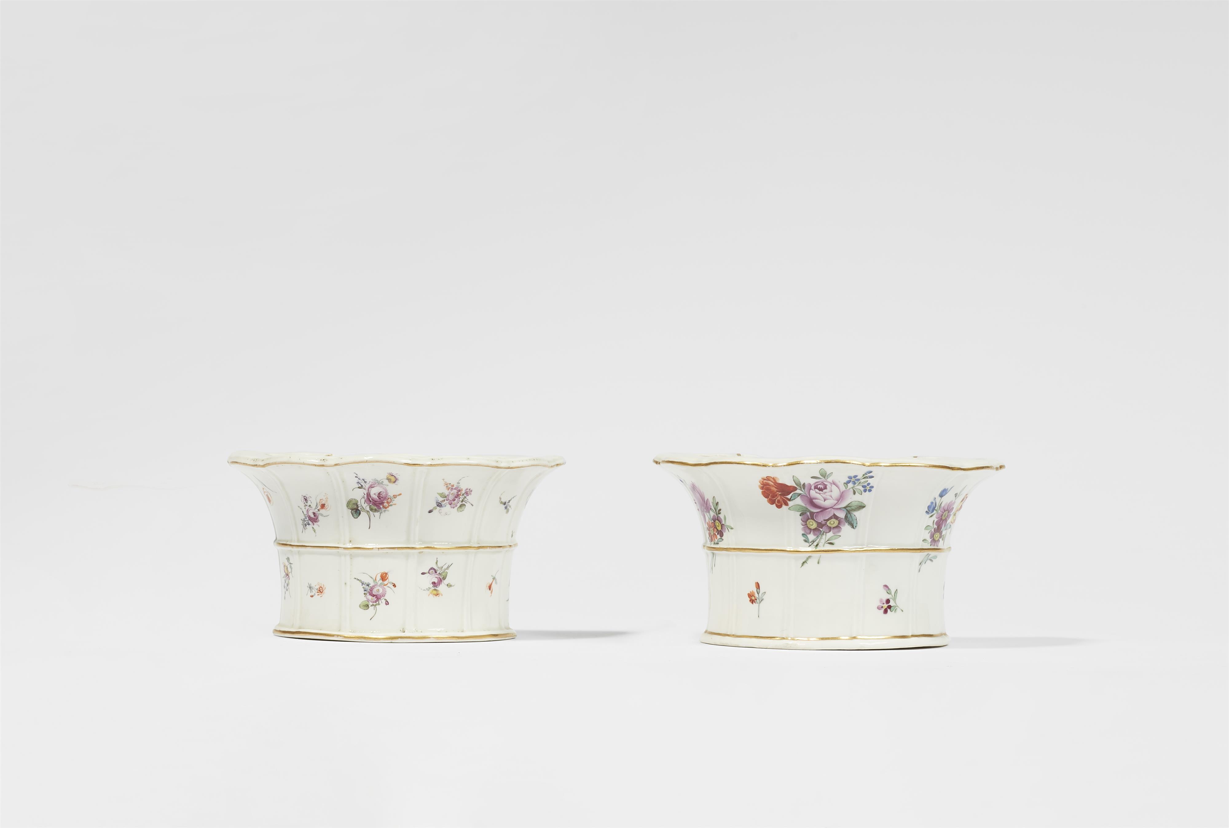 Zwei Steckvasen mit Blumendekor - image-1