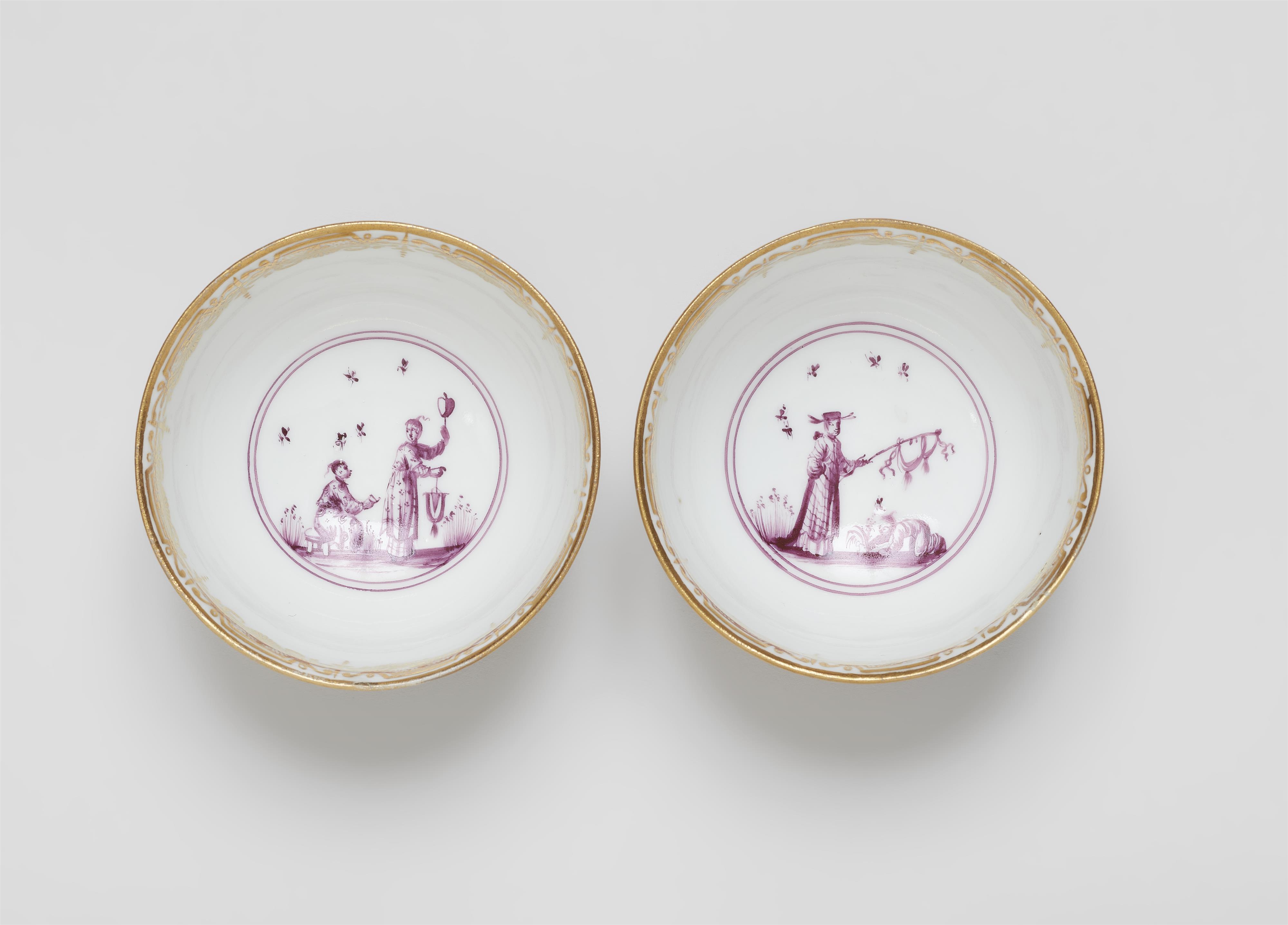 A pair of Meissen porcelain tea bowls with Hoeroldt Chinoiseries - image-2