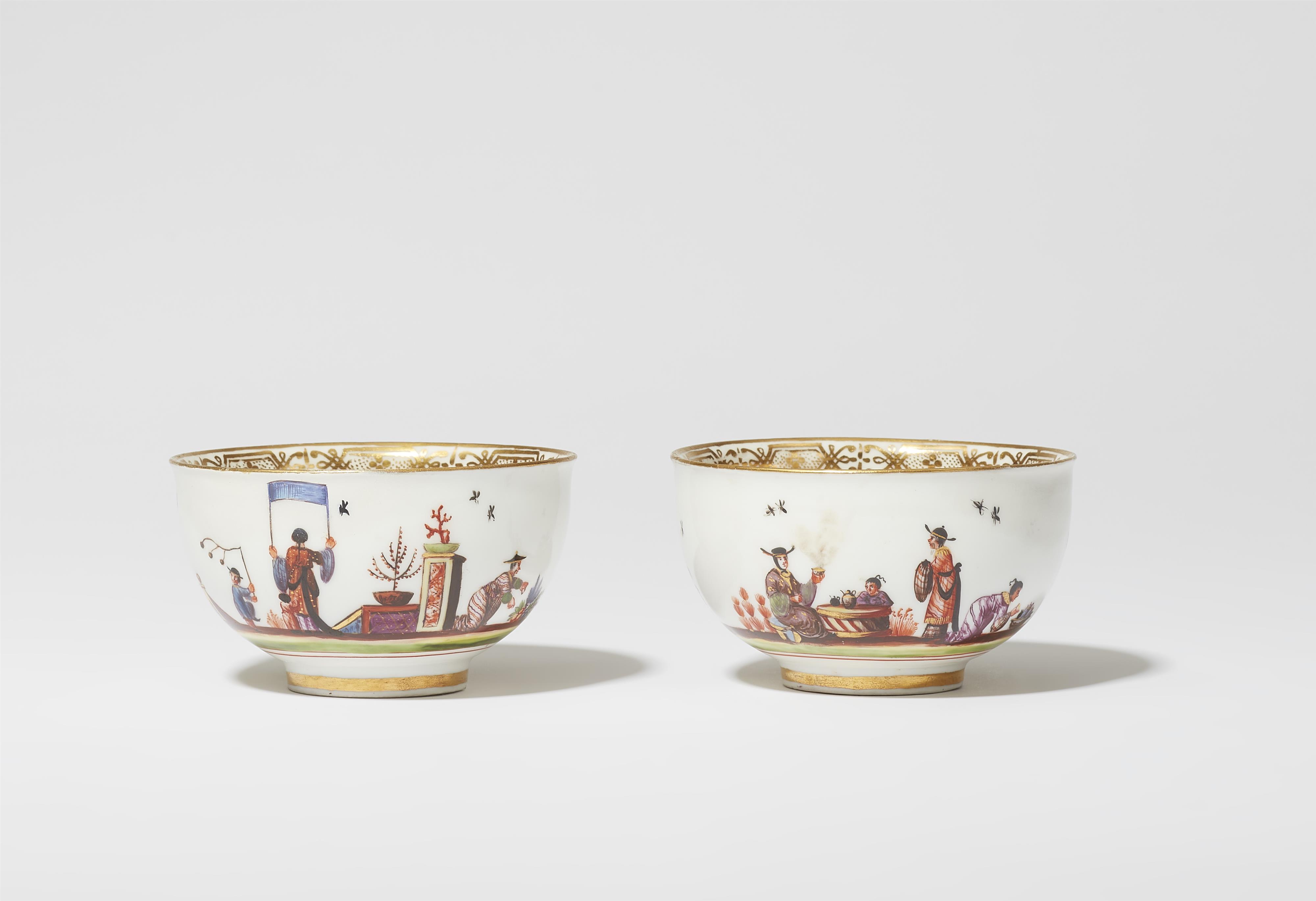 A pair of Meissen porcelain tea bowls with Hoeroldt Chinoiseries - image-1
