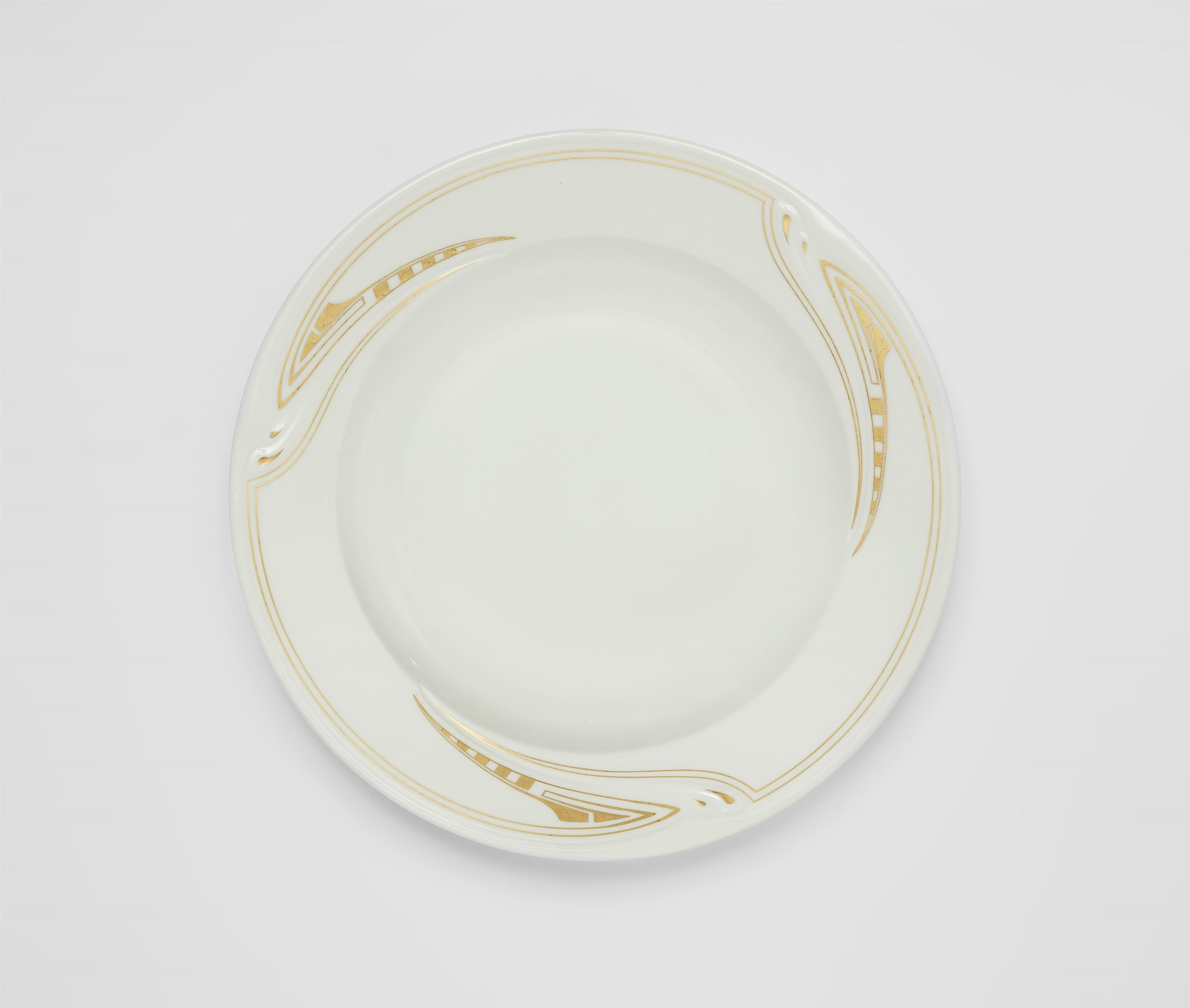 A Meissen porcelain dinner plate with gold "whiplash" design - image-1