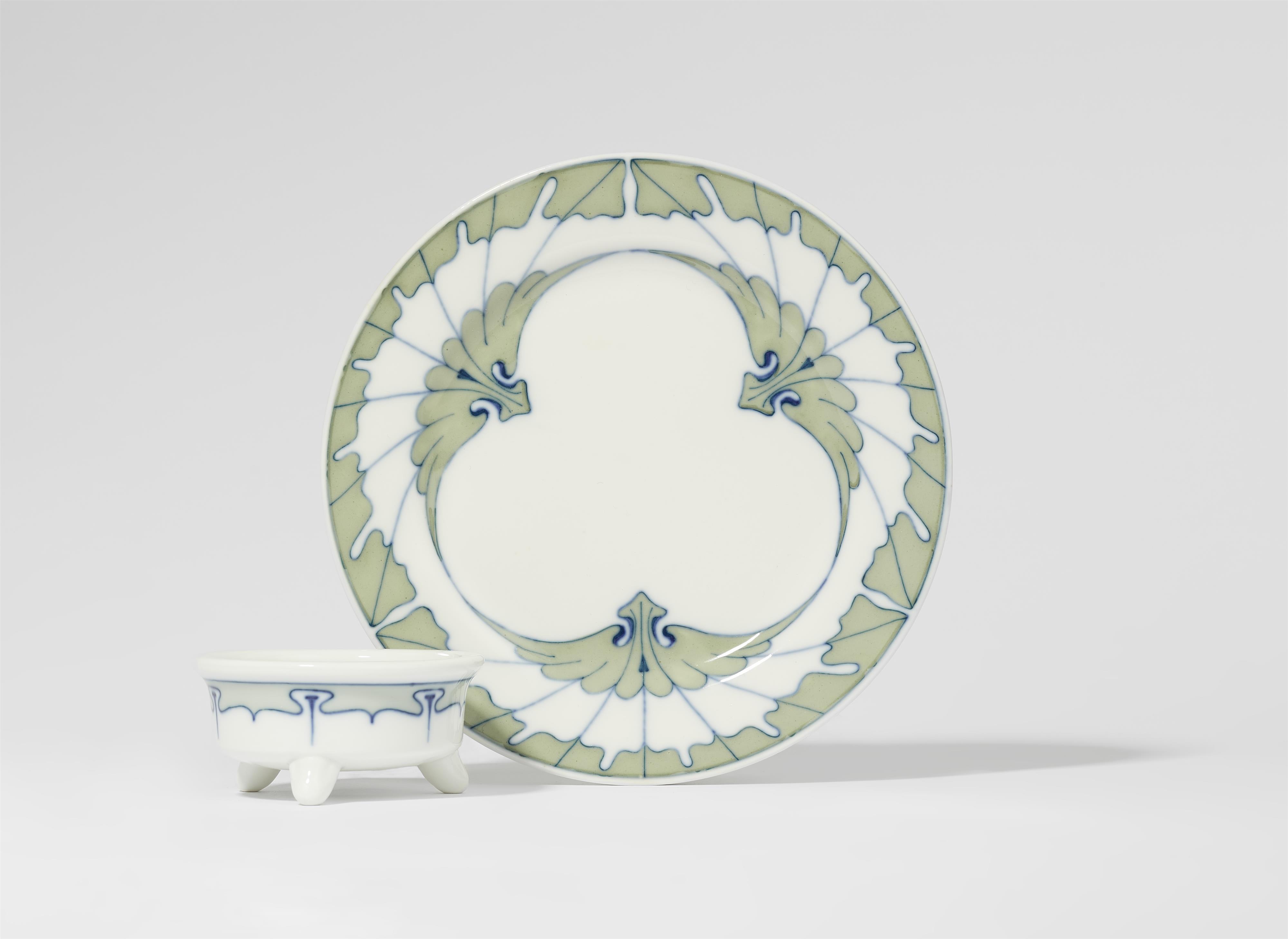 A Meissen porcelain salt and a small plate with "wing" design - image-1