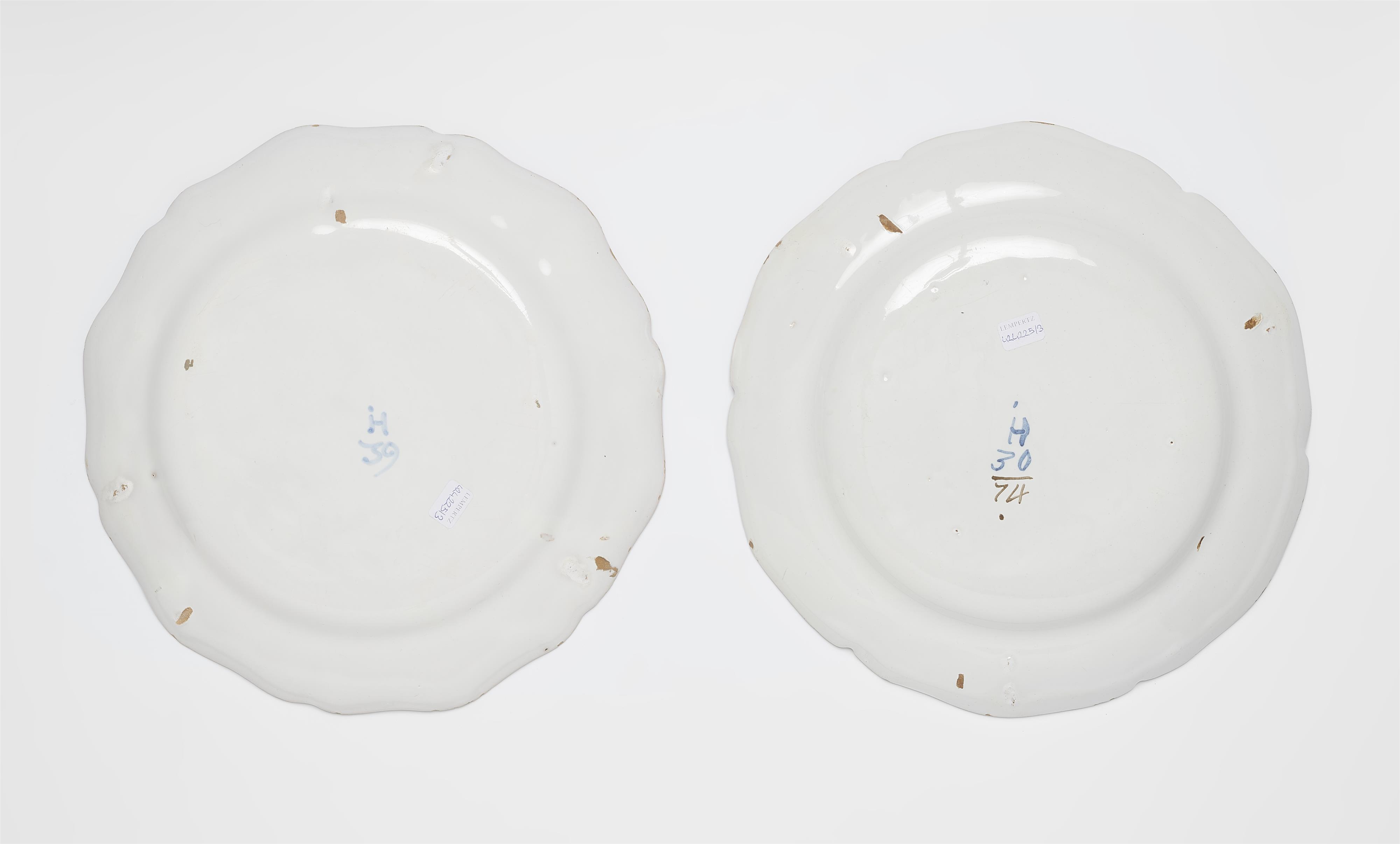 A round Strasbourg faience platter and two plates with 'fleurs esseulées' - image-3