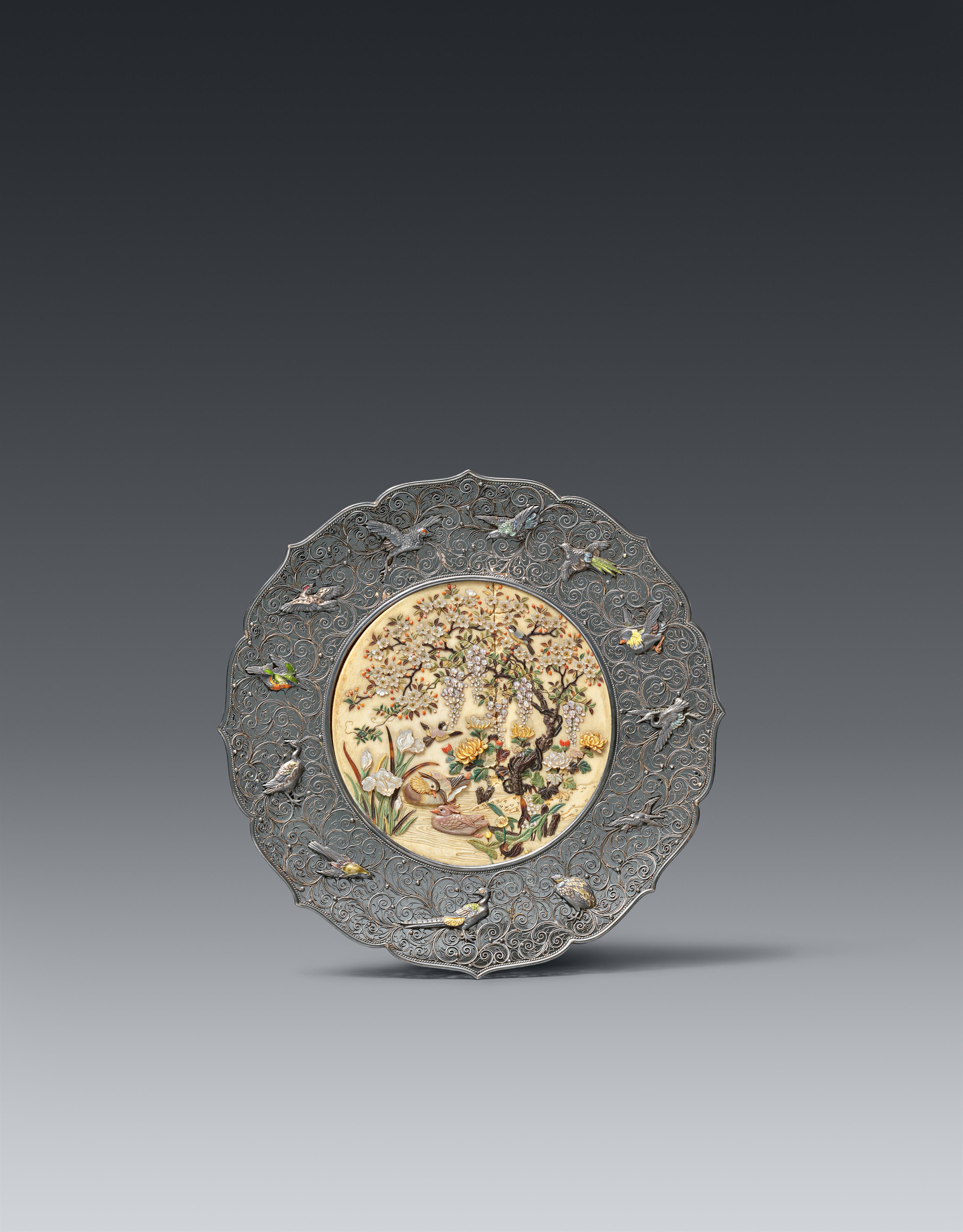 Zierteller. Silber und Elfenbein mit Shibayama-Einlagen. Spätes 19. Jh. - image-1