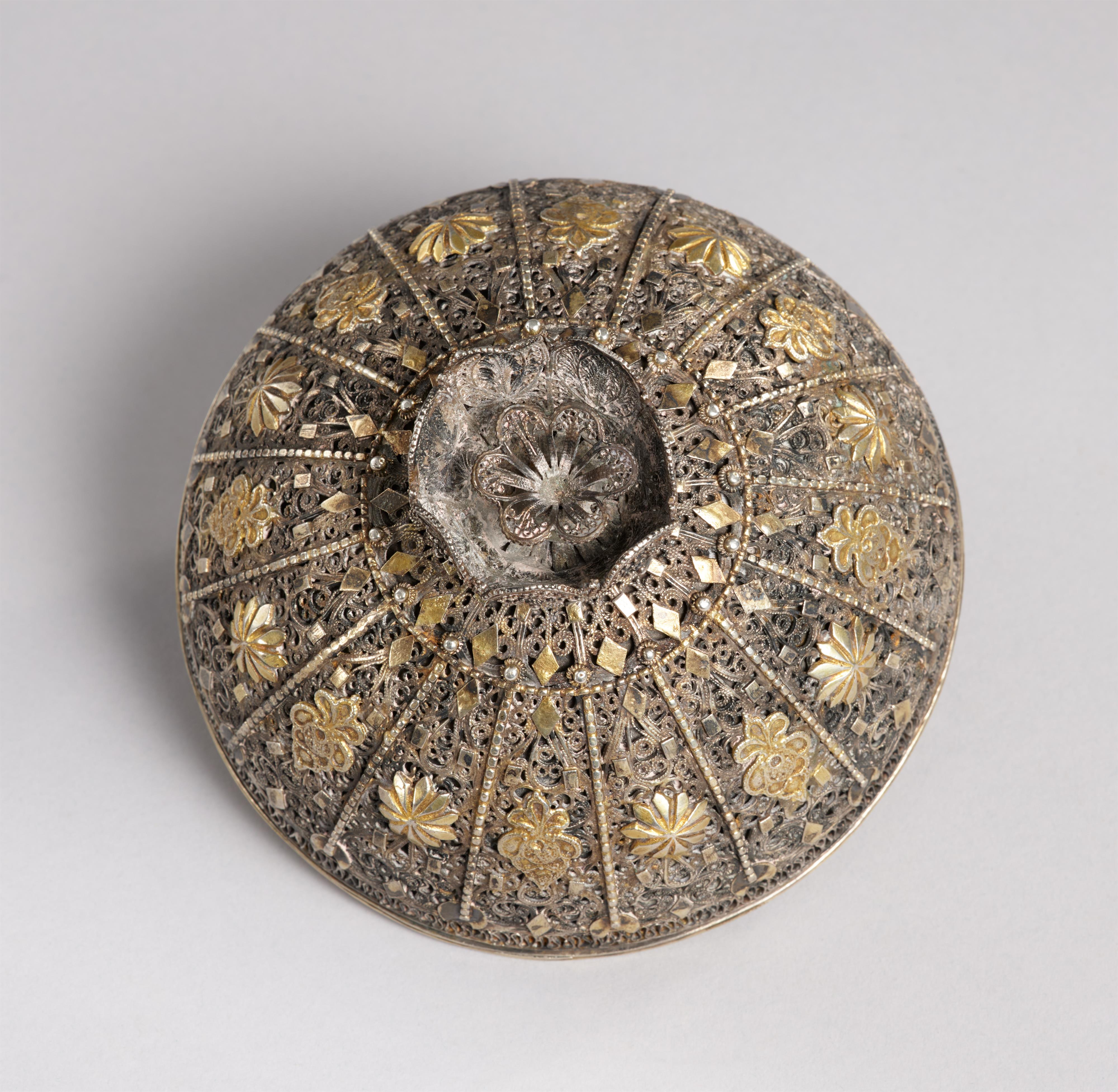 Deckel einer Schale. Silber, teilweise vergoldet, doppelwandig. Osmanisches Reich. 19. Jh. - image-4