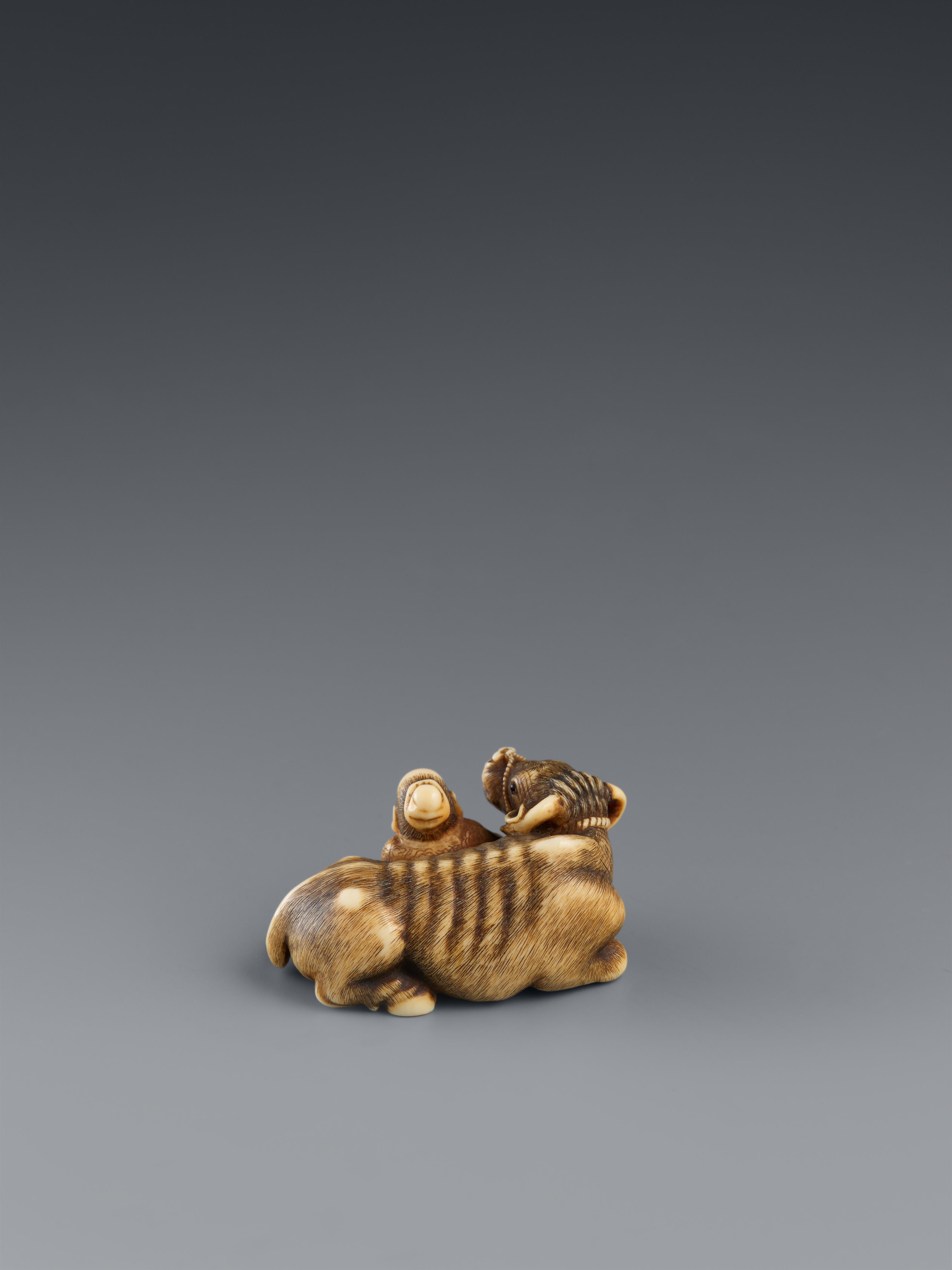 An ivory netsuke of a Chinese scholar sitting next to an ox. 19th century - image-2