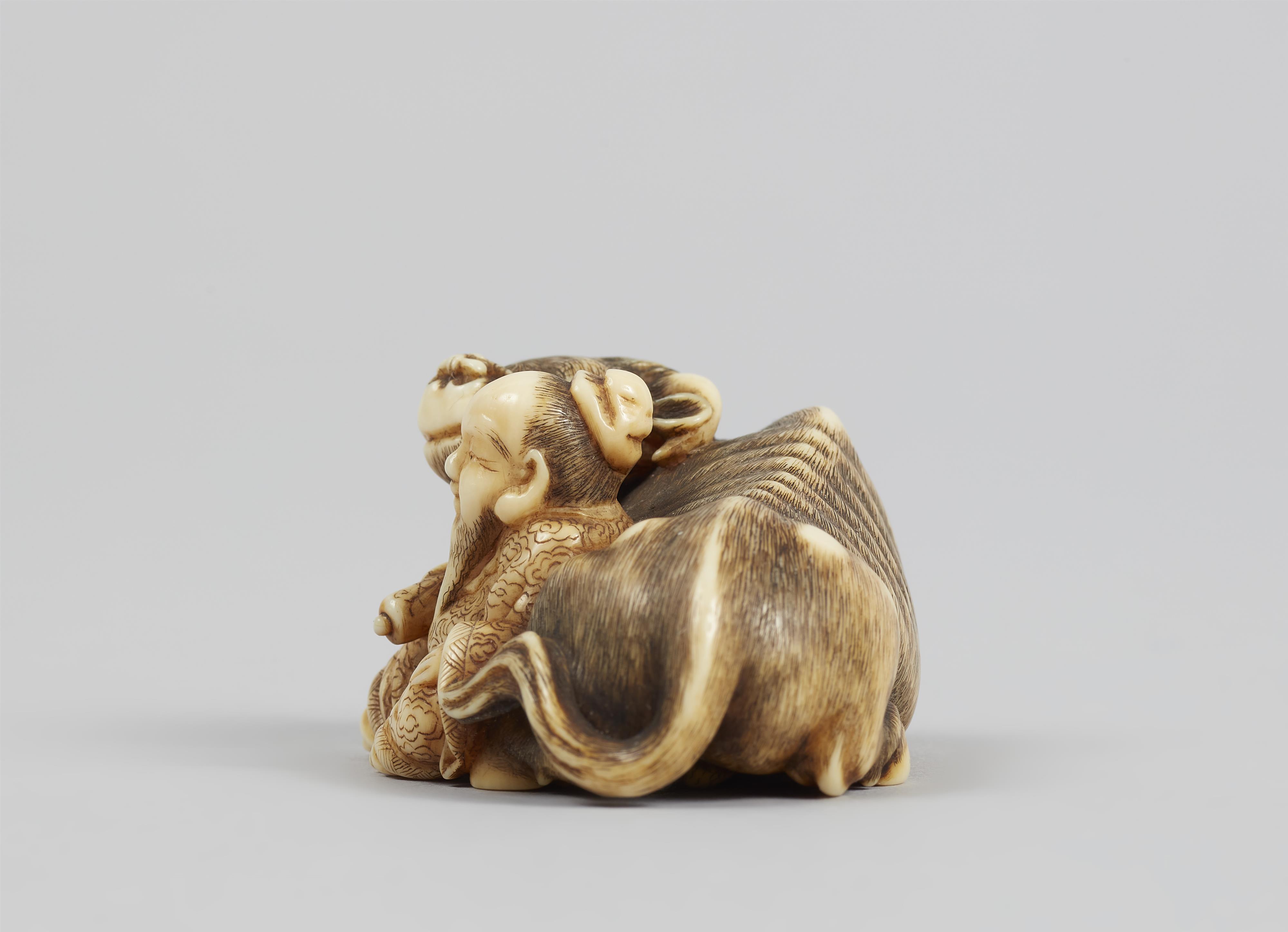 An ivory netsuke of a Chinese scholar sitting next to an ox. 19th century - image-4