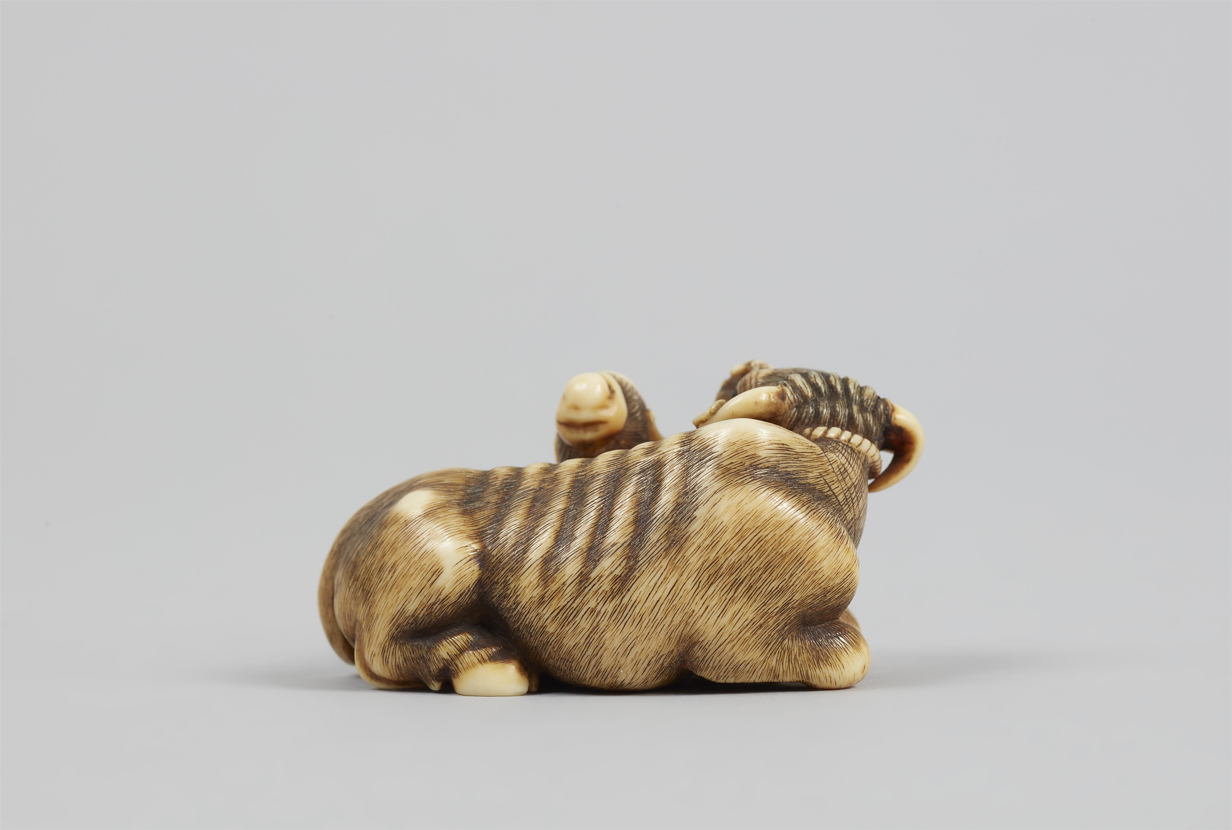 An ivory netsuke of a Chinese scholar sitting next to an ox. 19th century - image-5
