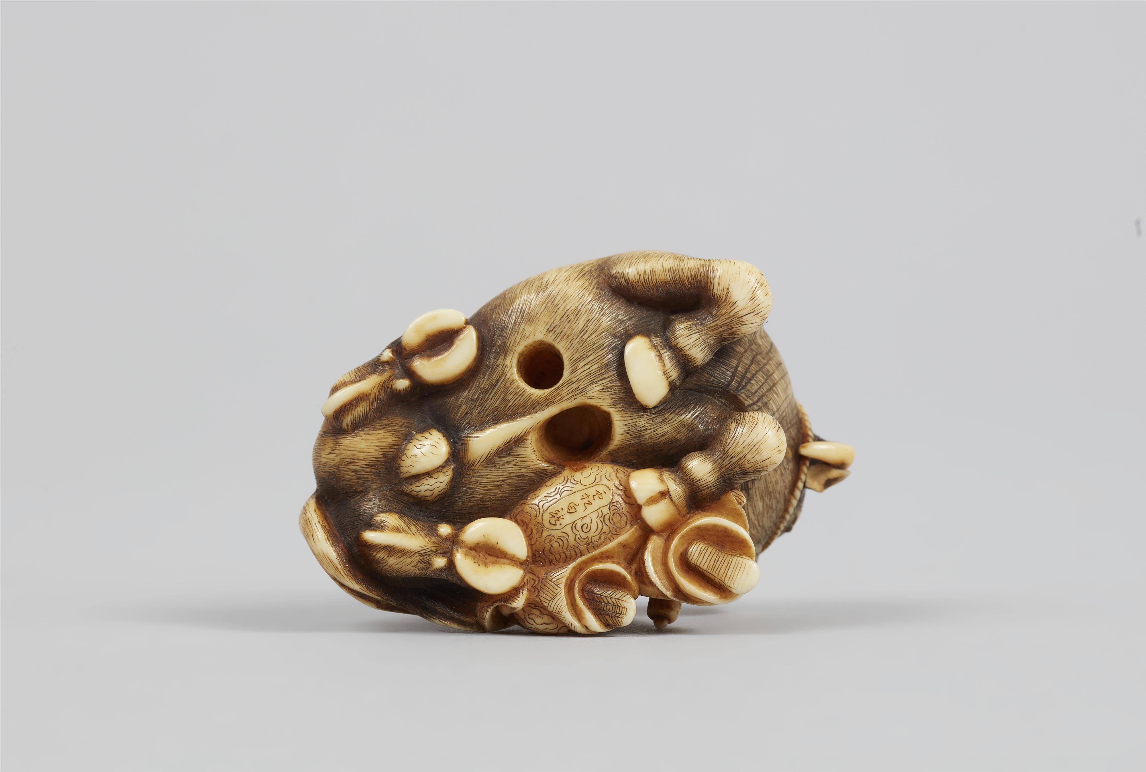 An ivory netsuke of a Chinese scholar sitting next to an ox. 19th century - image-7